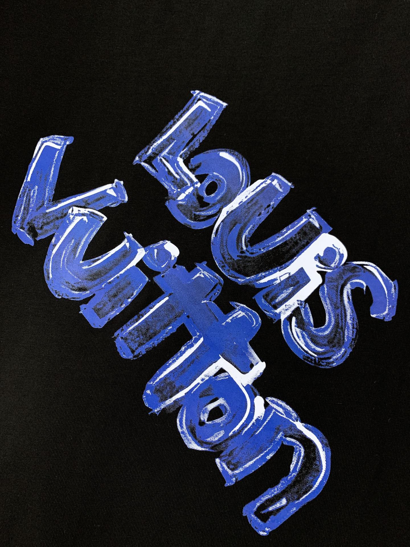 
LouisVuitton 路易威登 2025SS春夏新品 
手绘印花短TEE，每一件都是纯手工画制而成