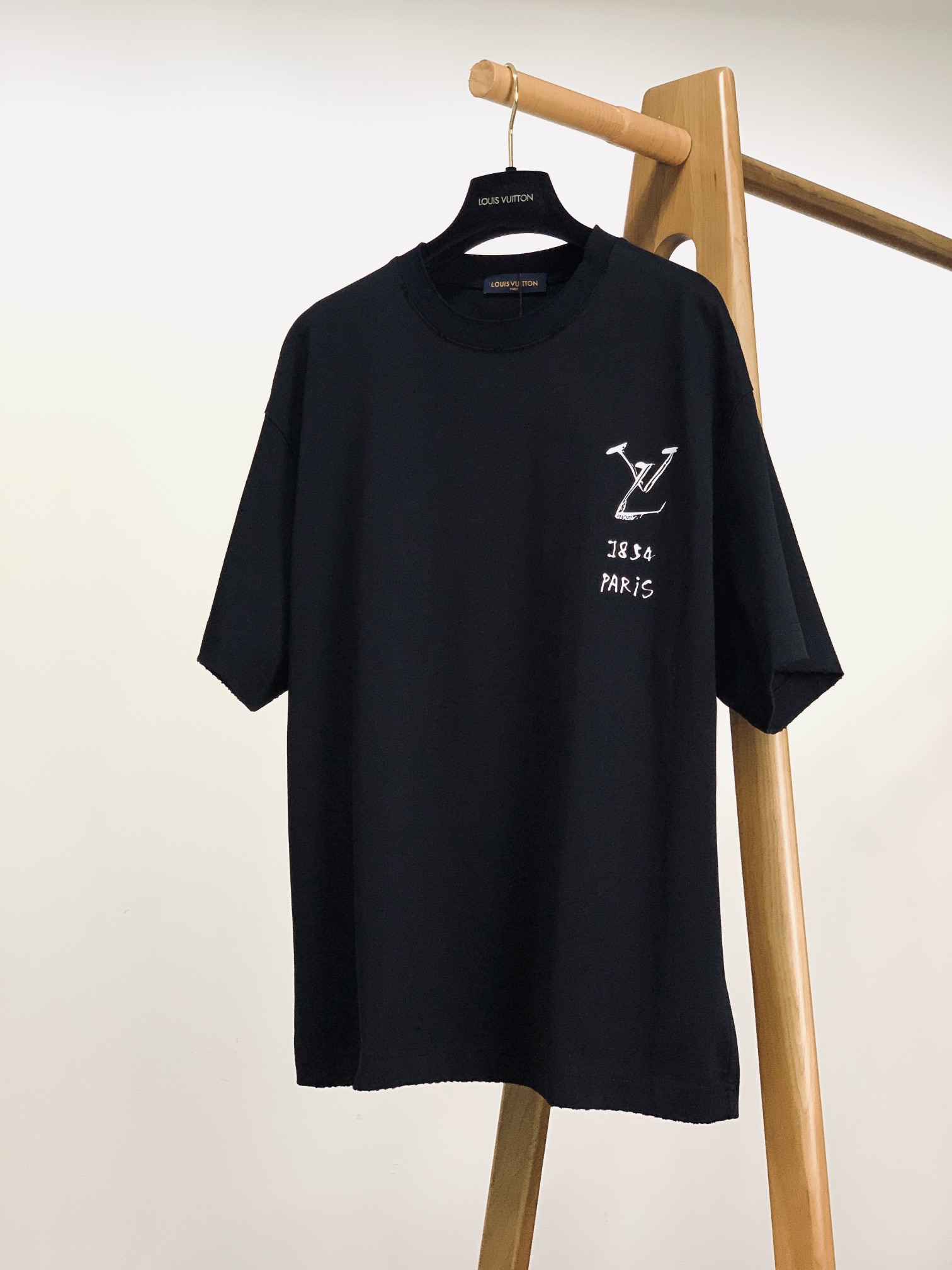 
LouisVuitton 路易威登 2025SS春夏新品 
手绘印花短TEE，每一件都是纯手工画制而成