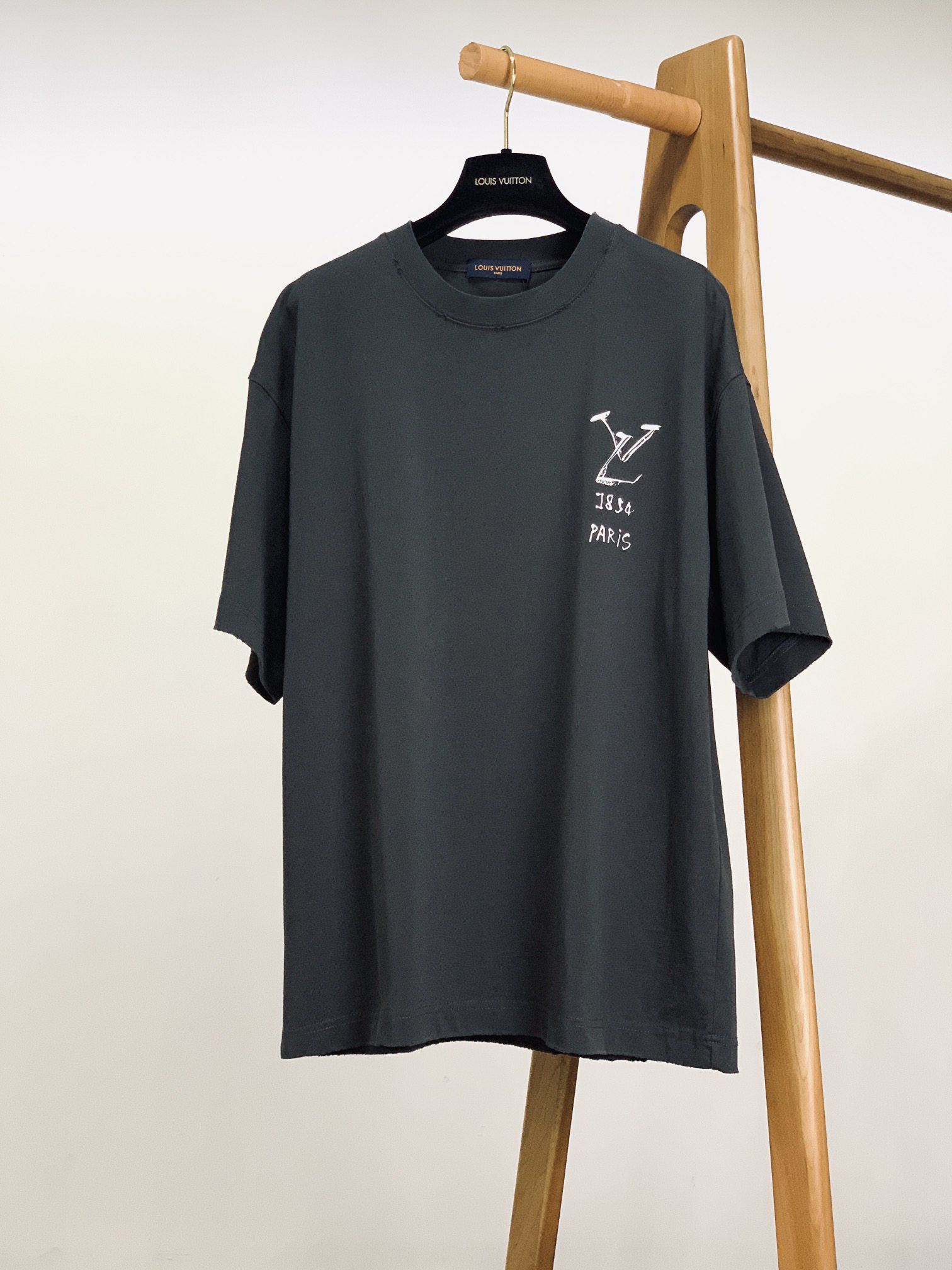 
LouisVuitton 路易威登 2025SS春夏新品 
手绘印花短TEE，每一件都是纯手工画制而成