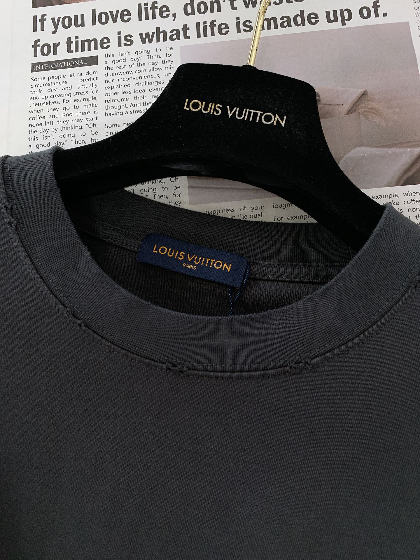 
LouisVuitton 路易威登 2025SS春夏新品 
手绘印花短TEE，每一件都是纯手工画制而成