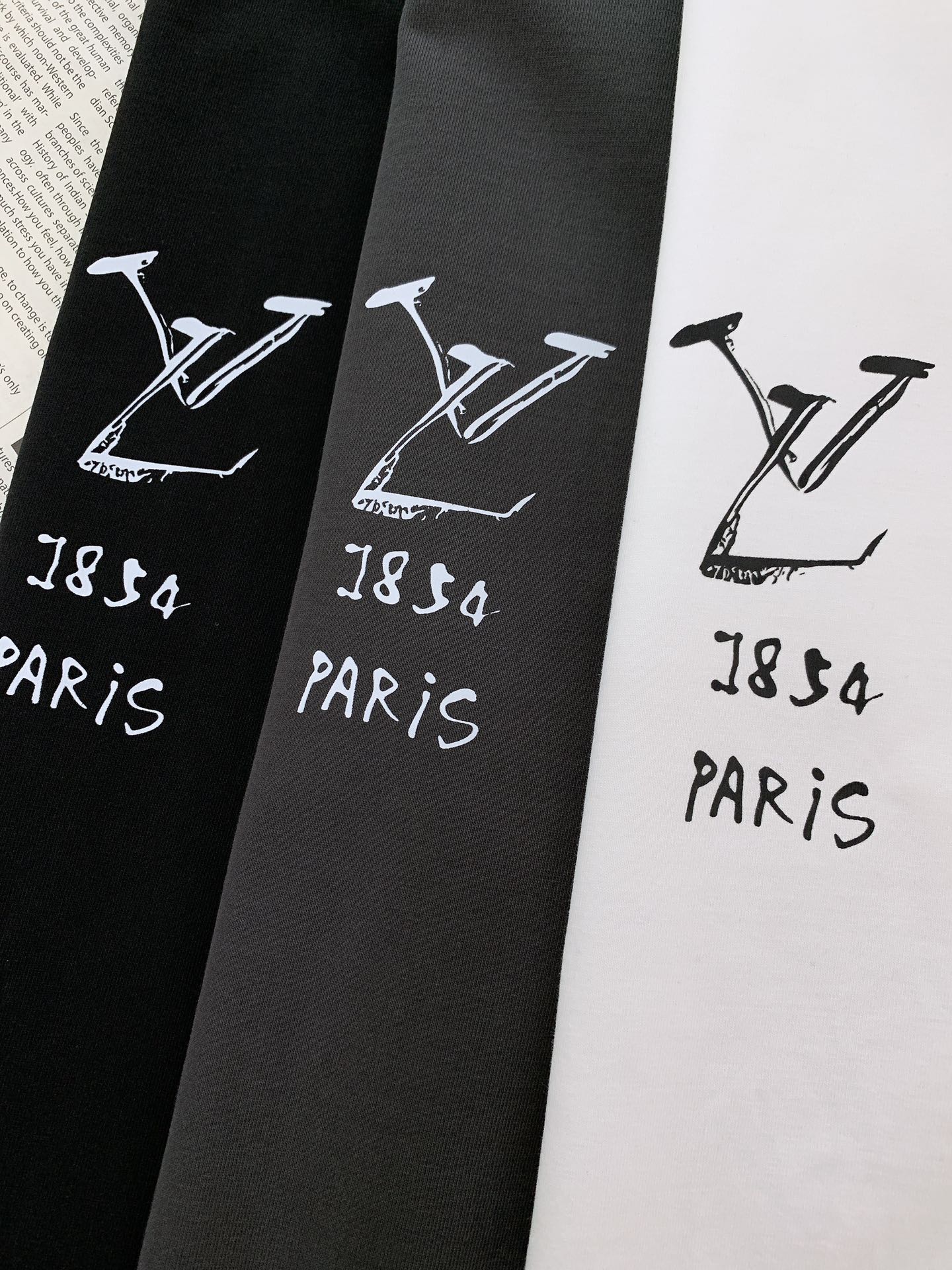 
LouisVuitton 路易威登 2025SS春夏新品 
手绘印花短TEE，每一件都是纯手工画制而成
