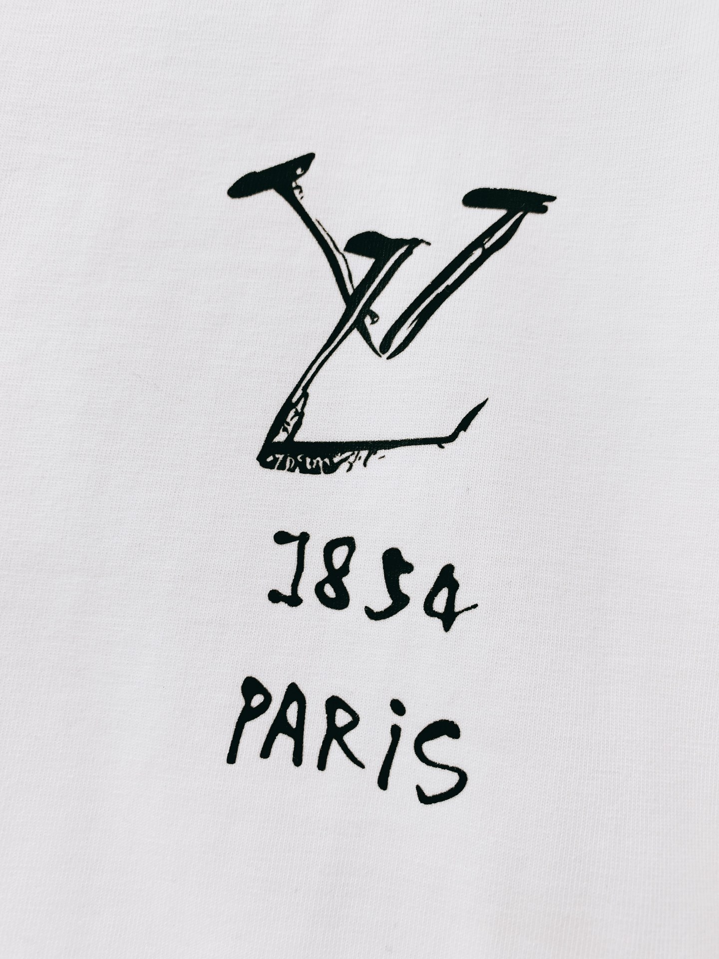 
LouisVuitton 路易威登 2025SS春夏新品 
手绘印花短TEE，每一件都是纯手工画制而成