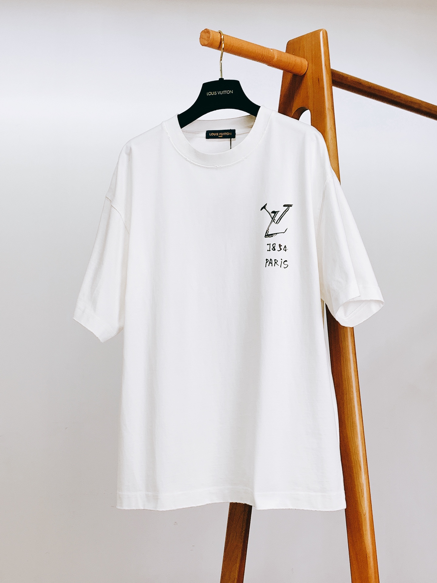 
LouisVuitton 路易威登 2025SS春夏新品 
手绘印花短TEE，每一件都是纯手工画制而成