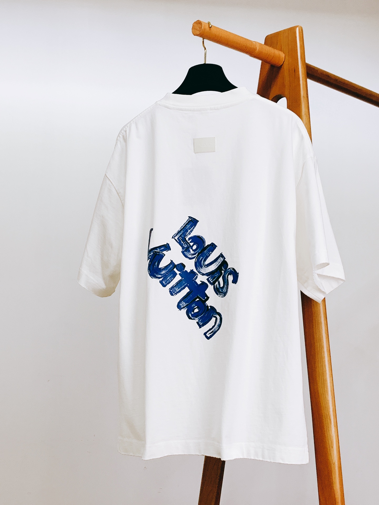
LouisVuitton 路易威登 2025SS春夏新品 
手绘印花短TEE，每一件都是纯手工画制而成
