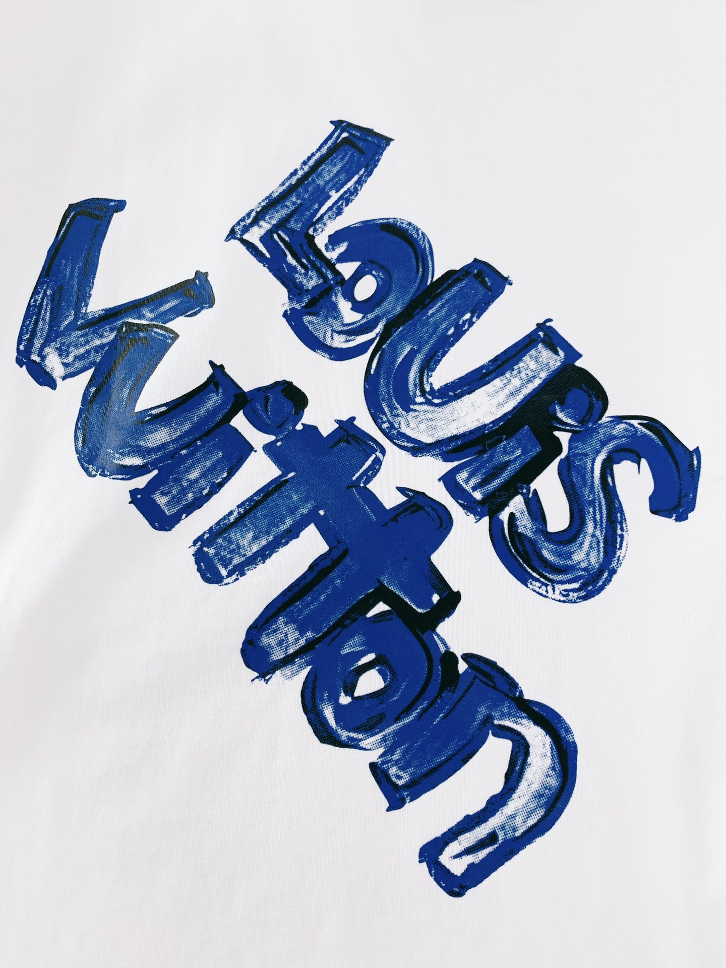 
LouisVuitton 路易威登 2025SS春夏新品 
手绘印花短TEE，每一件都是纯手工画制而成