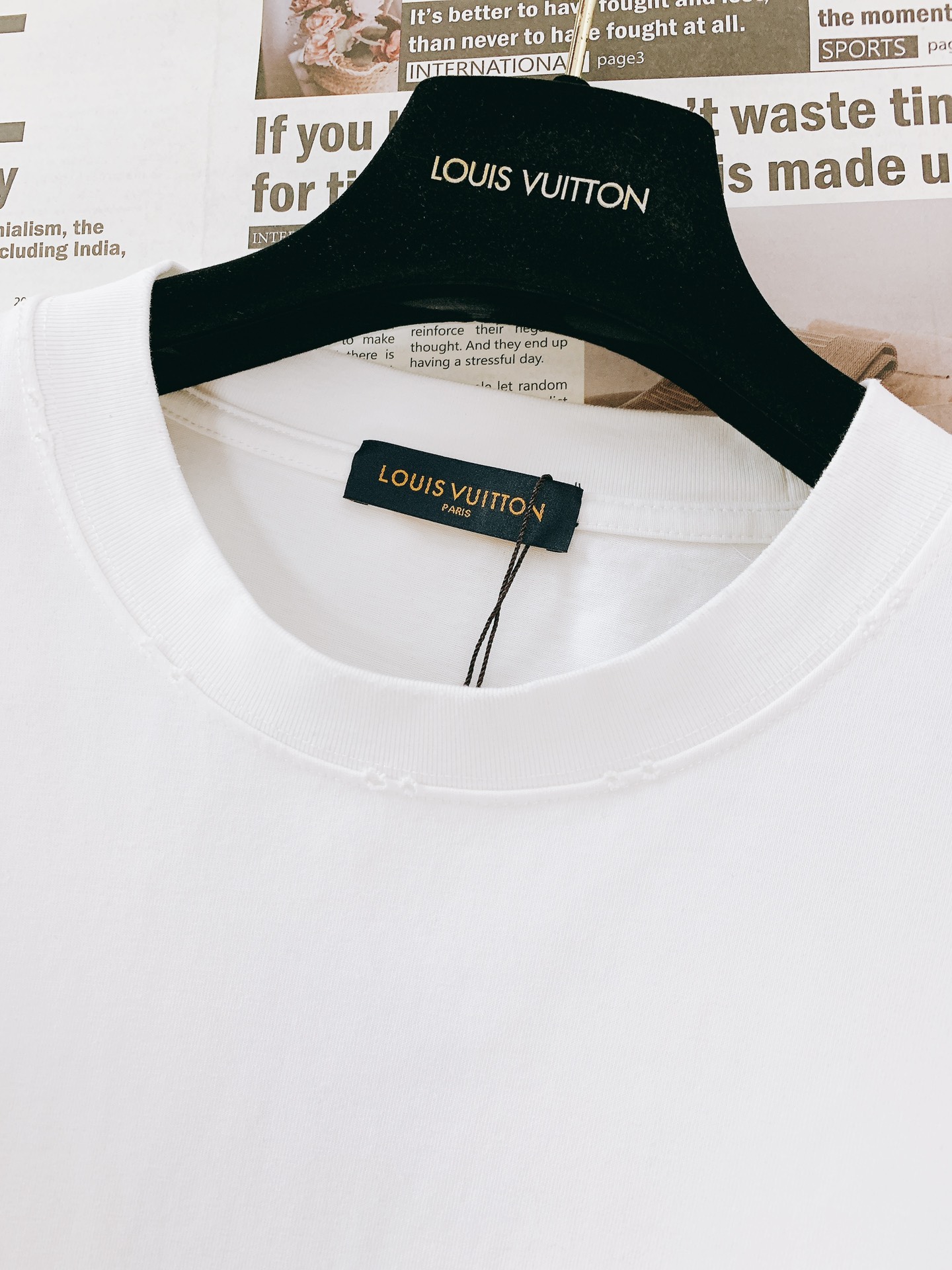 
LouisVuitton 路易威登 2025SS春夏新品 
手绘印花短TEE，每一件都是纯手工画制而成