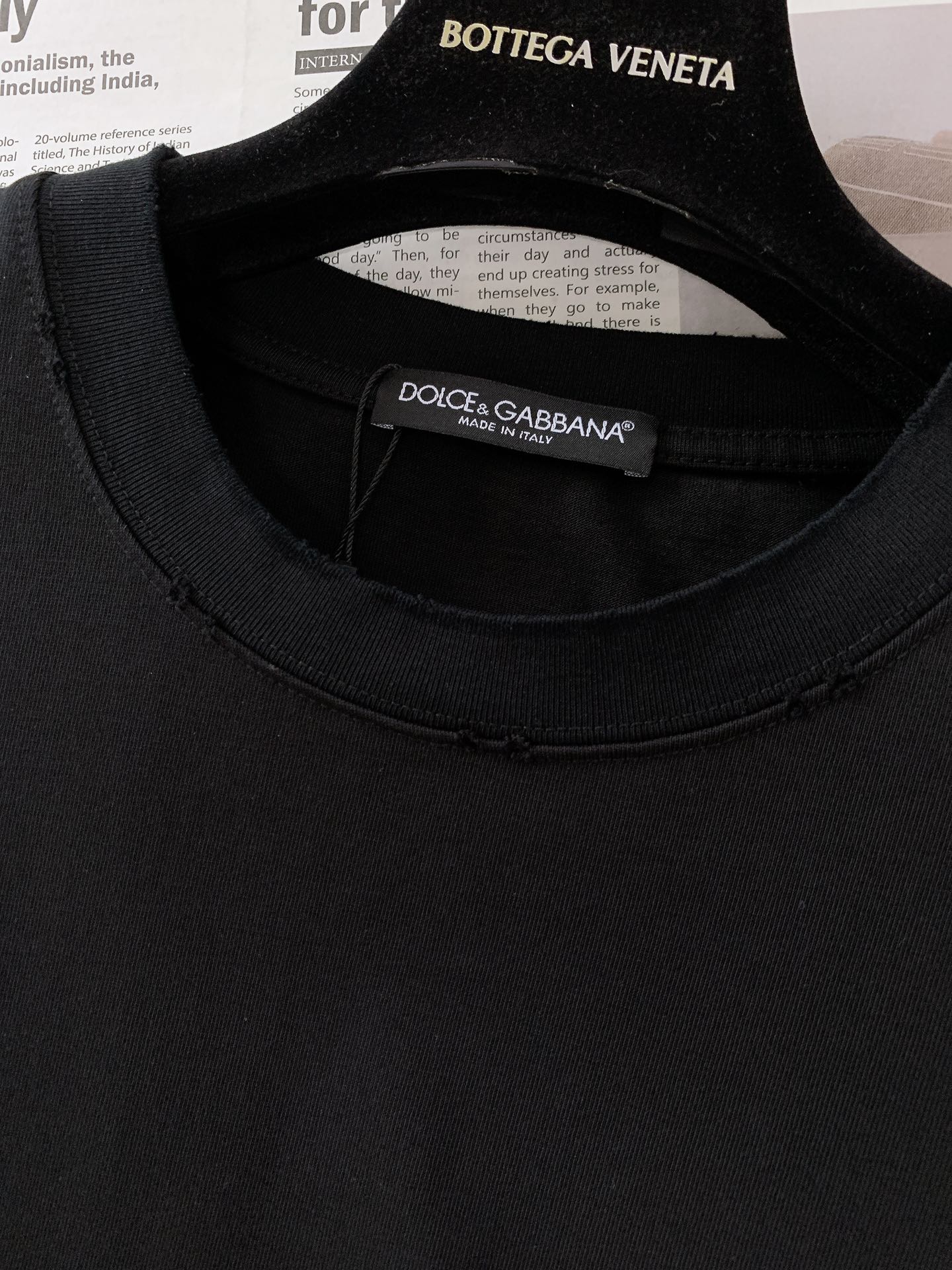 
DOLCE&GABBANA 杜嘉班纳 2025SS春夏新品 
浮雕标识T恤。精心挑选优质高支纯棉面料，