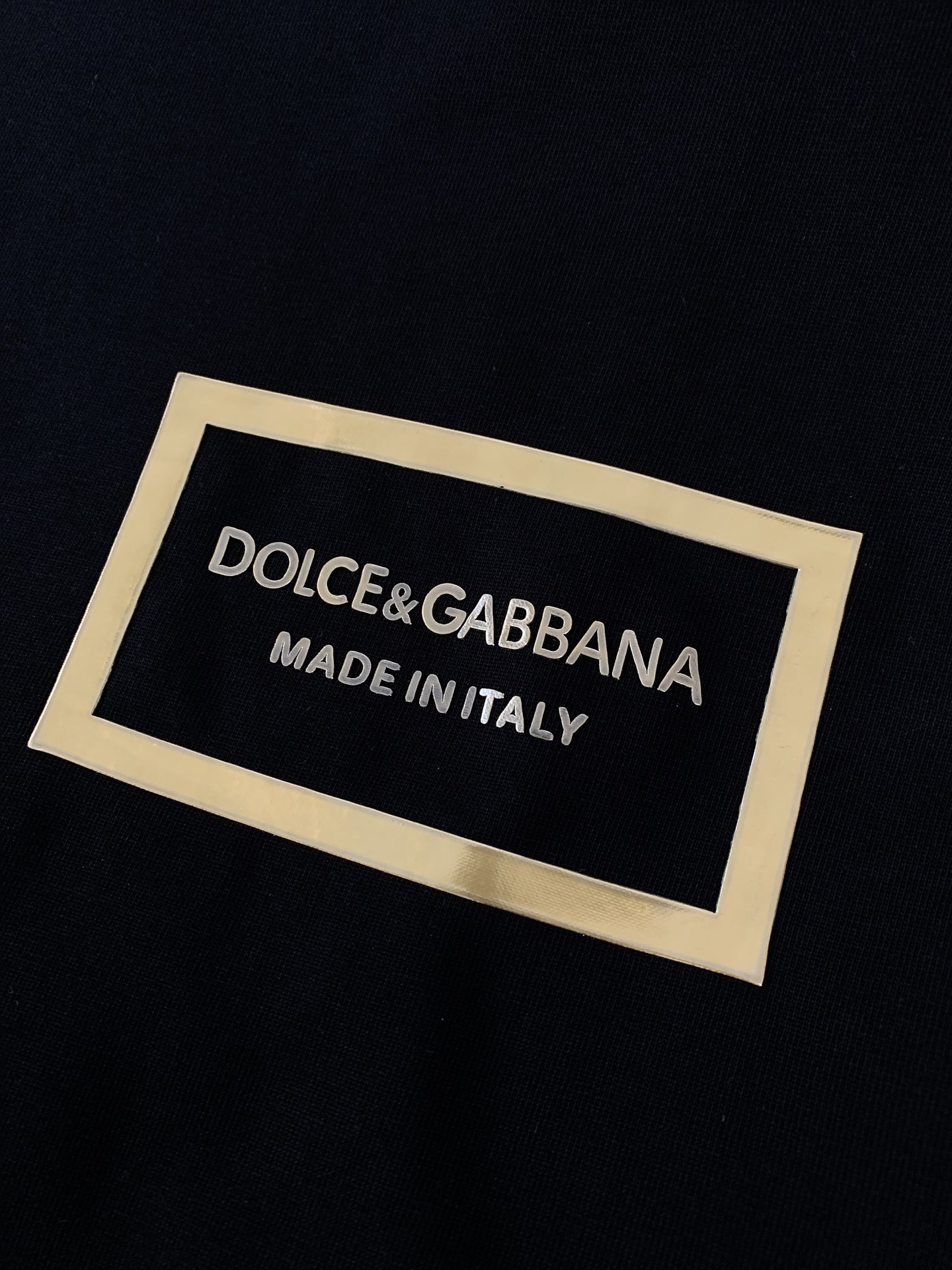 
DOLCE&GABBANA 杜嘉班纳 2025SS春夏新品 
浮雕标识T恤。精心挑选优质高支纯棉面料，