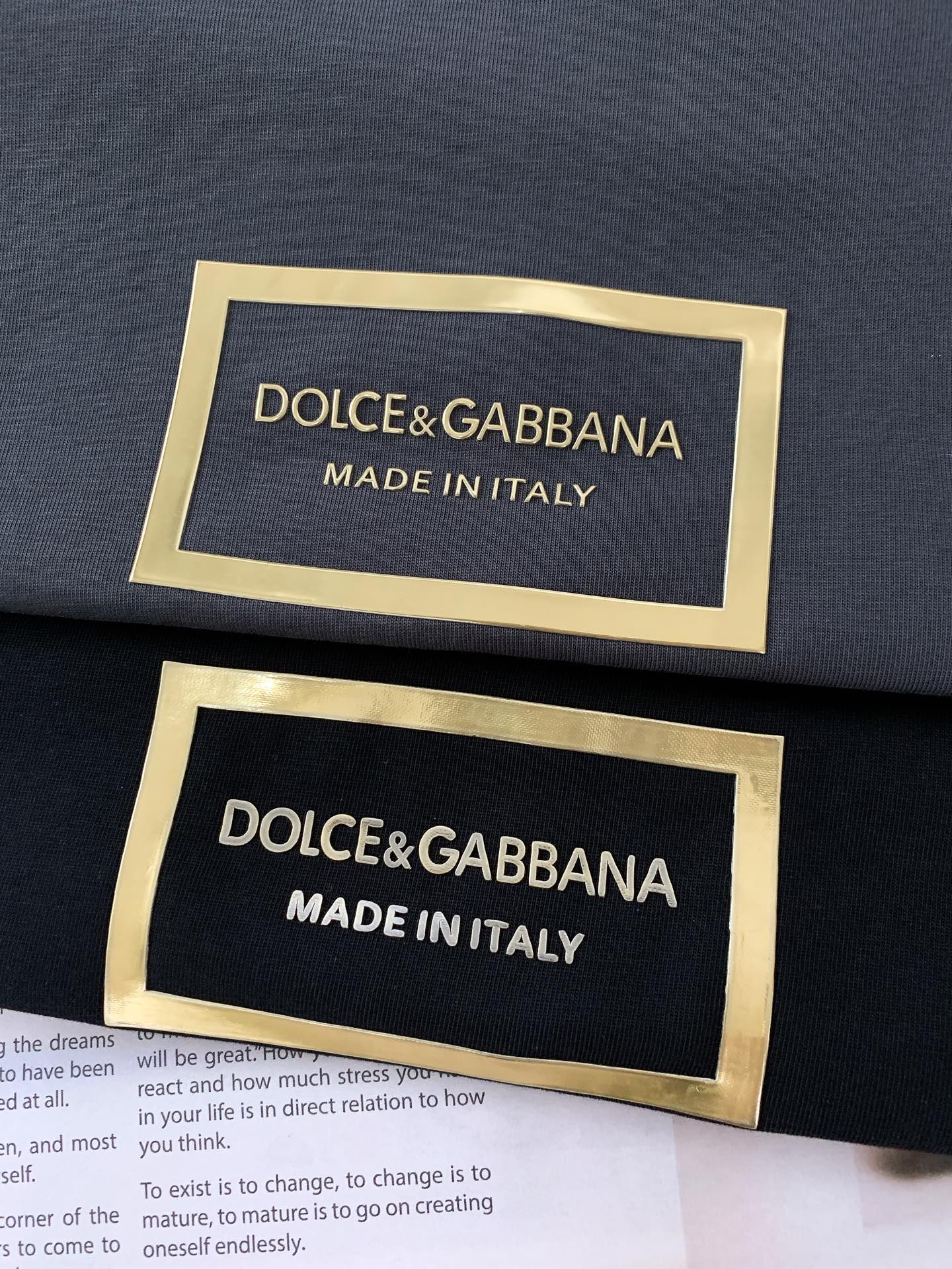 
DOLCE&GABBANA 杜嘉班纳 2025SS春夏新品 
浮雕标识T恤。精心挑选优质高支纯棉面料，