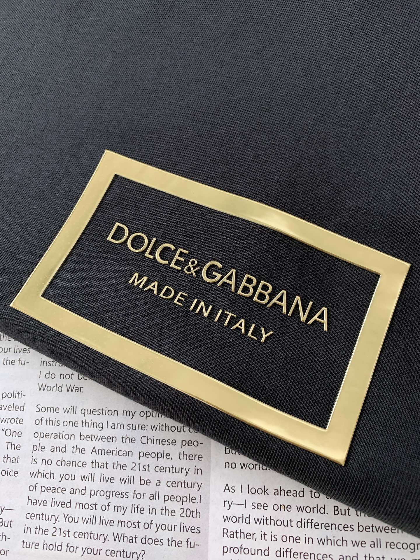 
DOLCE&GABBANA 杜嘉班纳 2025SS春夏新品 
浮雕标识T恤。精心挑选优质高支纯棉面料，