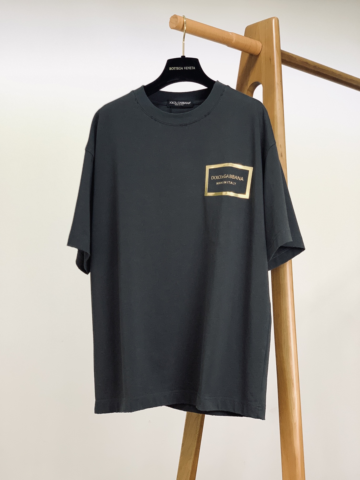
DOLCE&GABBANA 杜嘉班纳 2025SS春夏新品 
浮雕标识T恤。精心挑选优质高支纯棉面料，