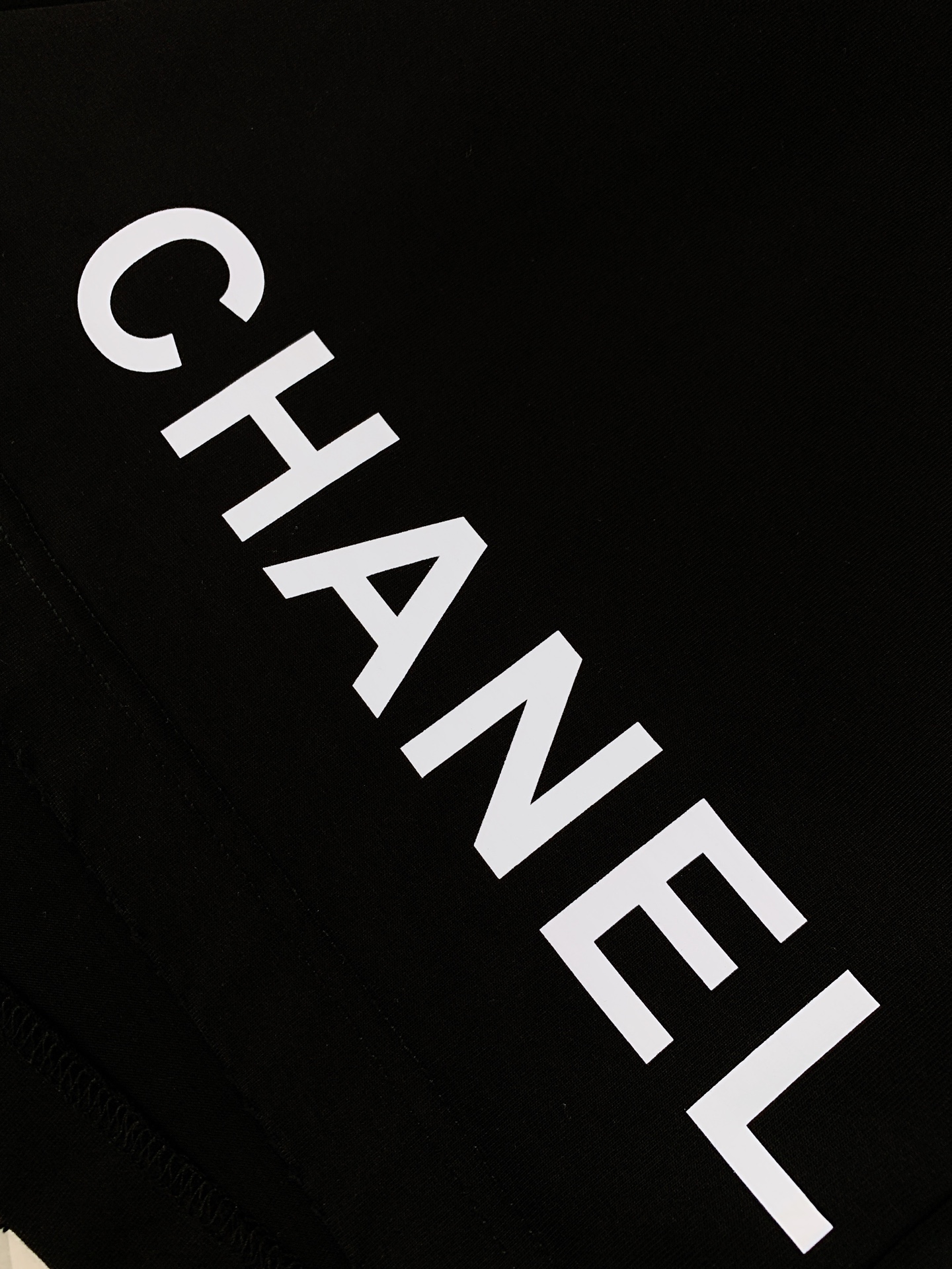 
Chanel 香奈儿 2025SS春夏新品
休闲印花T恤。纯净的白色调，散发着柔和而高雅的气息，不张扬