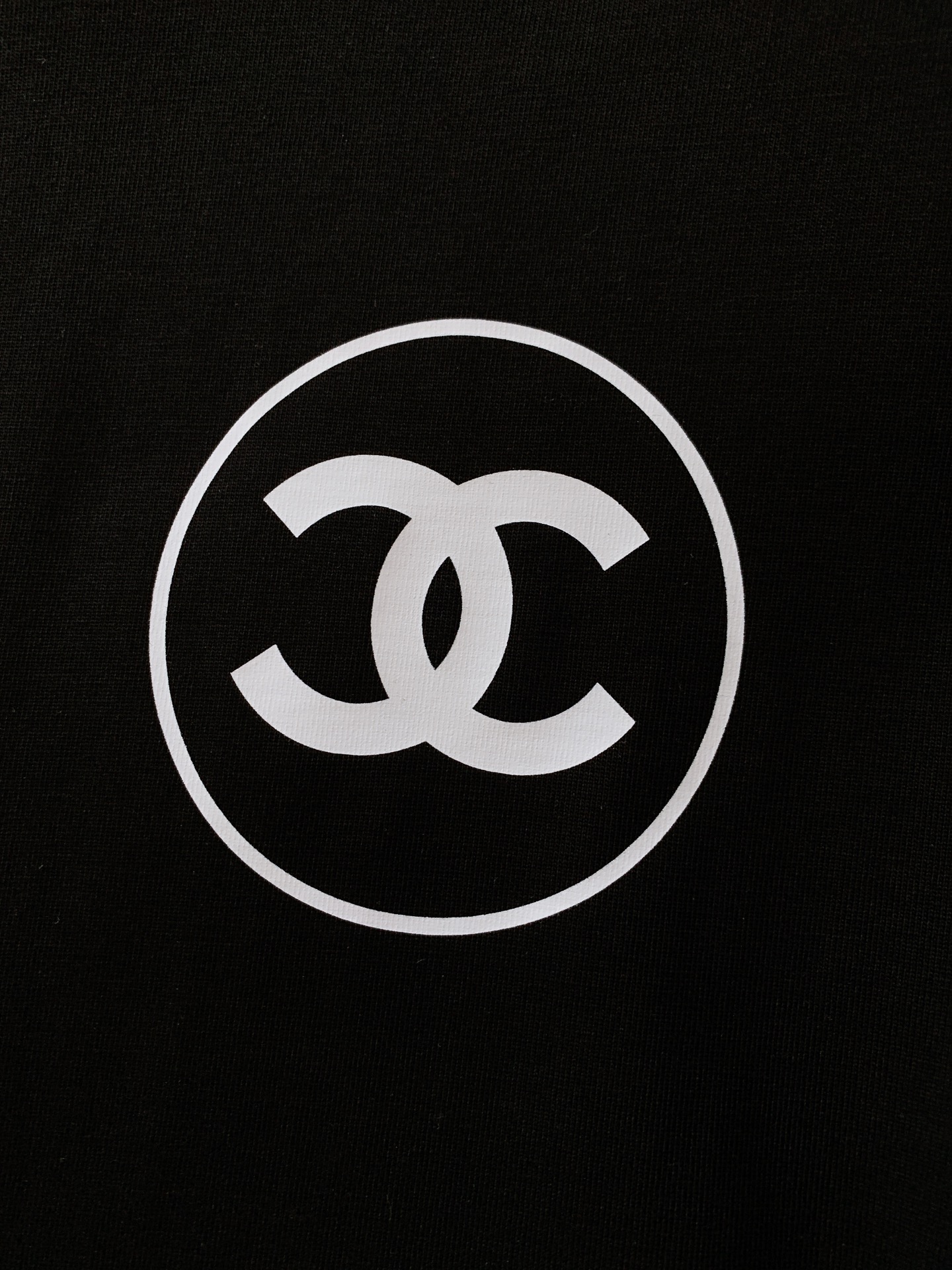 
Chanel 香奈儿 2025SS春夏新品
休闲印花T恤。纯净的白色调，散发着柔和而高雅的气息，不张扬