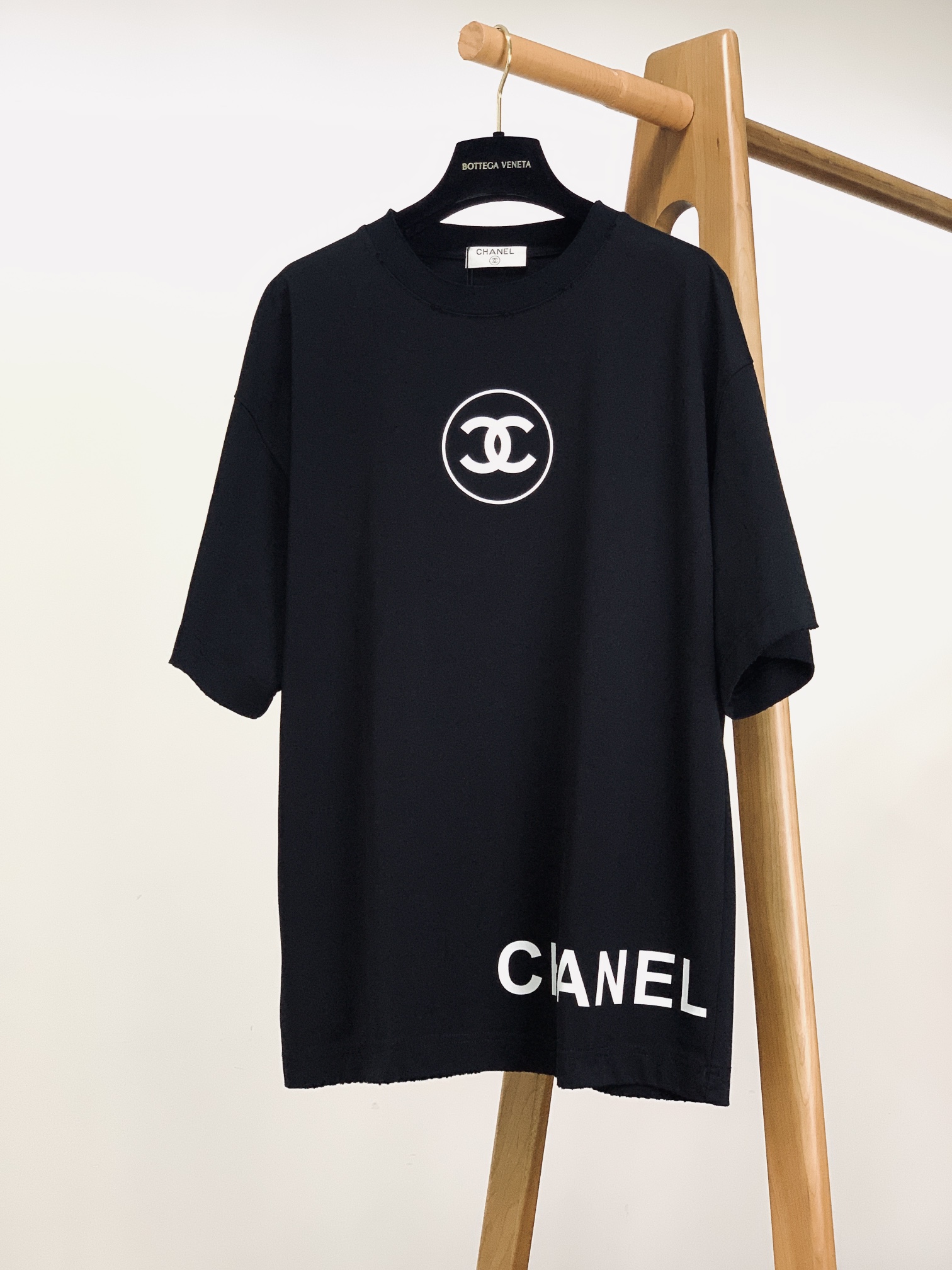 
Chanel 香奈儿 2025SS春夏新品
休闲印花T恤。纯净的白色调，散发着柔和而高雅的气息，不张扬