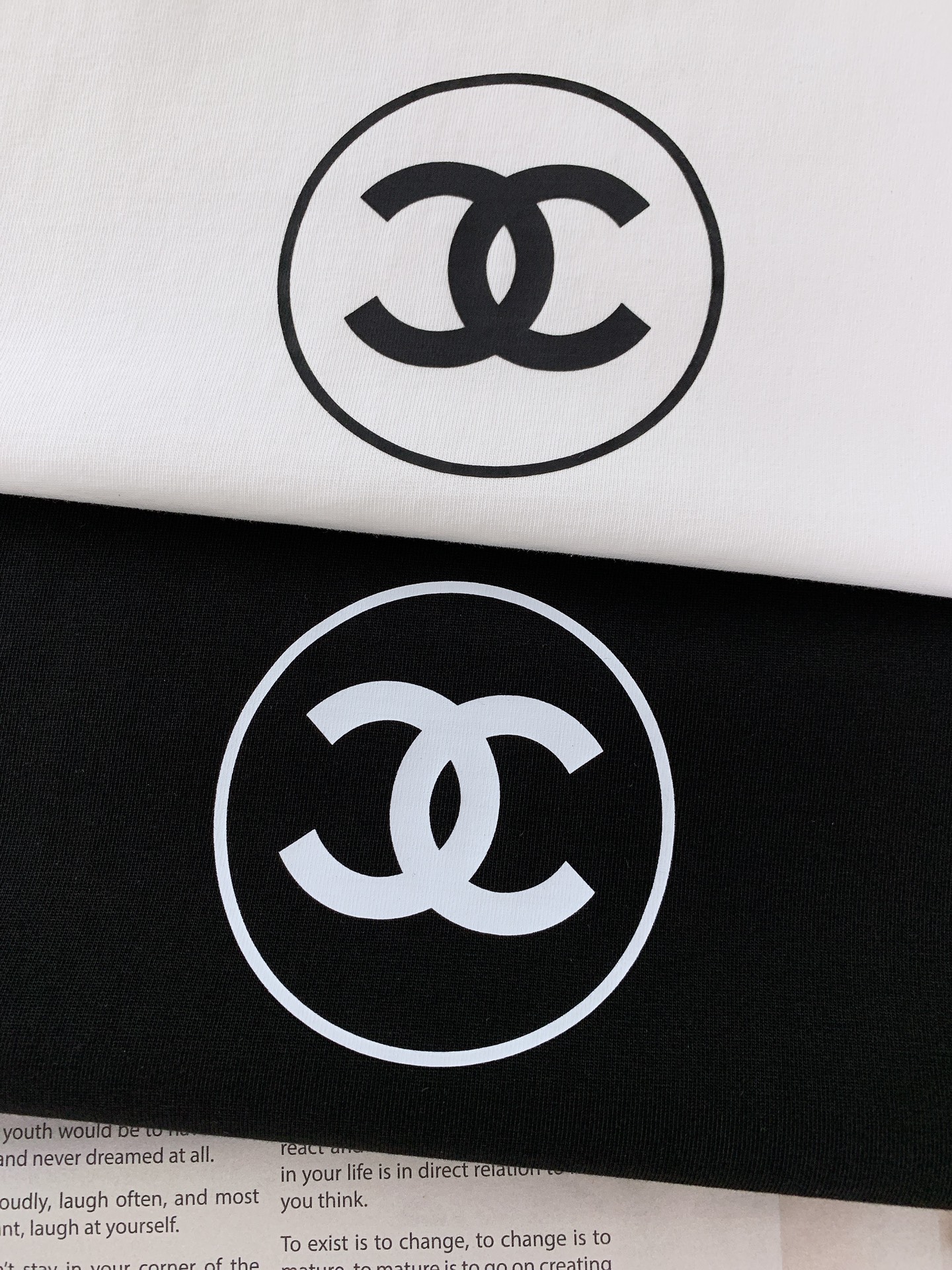 
Chanel 香奈儿 2025SS春夏新品
休闲印花T恤。纯净的白色调，散发着柔和而高雅的气息，不张扬