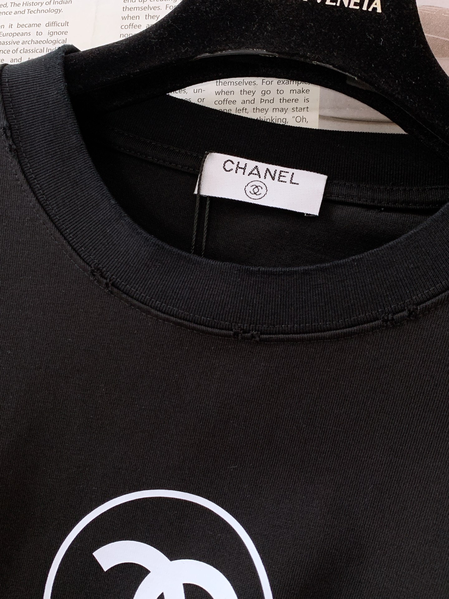 
Chanel 香奈儿 2025SS春夏新品
休闲印花T恤。纯净的白色调，散发着柔和而高雅的气息，不张扬