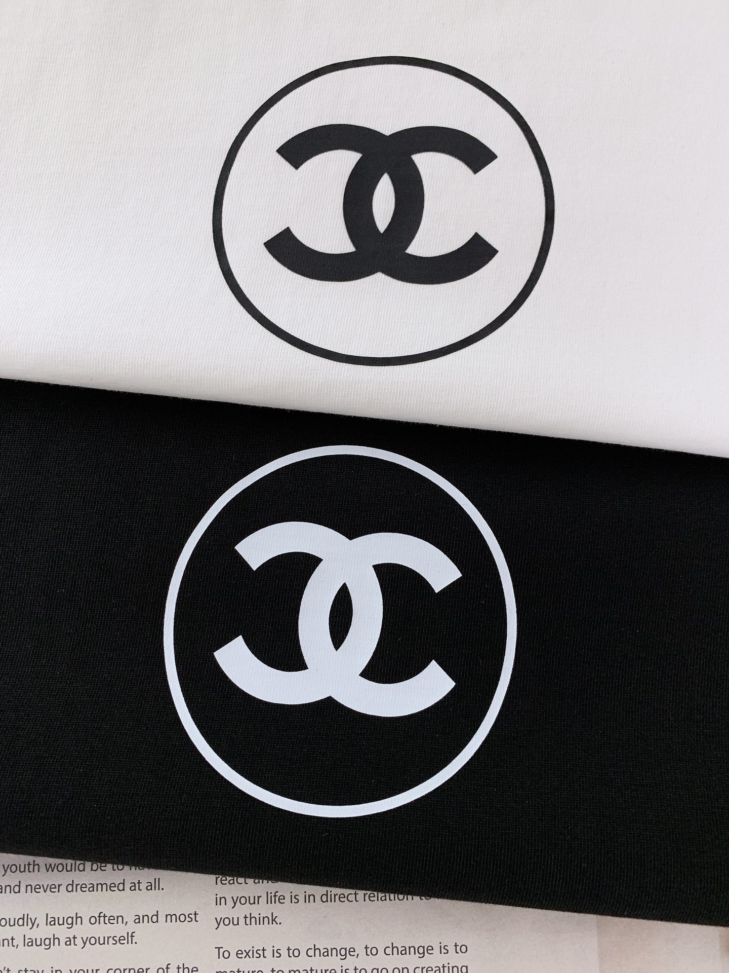 
Chanel 香奈儿 2025SS春夏新品
休闲印花T恤。纯净的白色调，散发着柔和而高雅的气息，不张扬