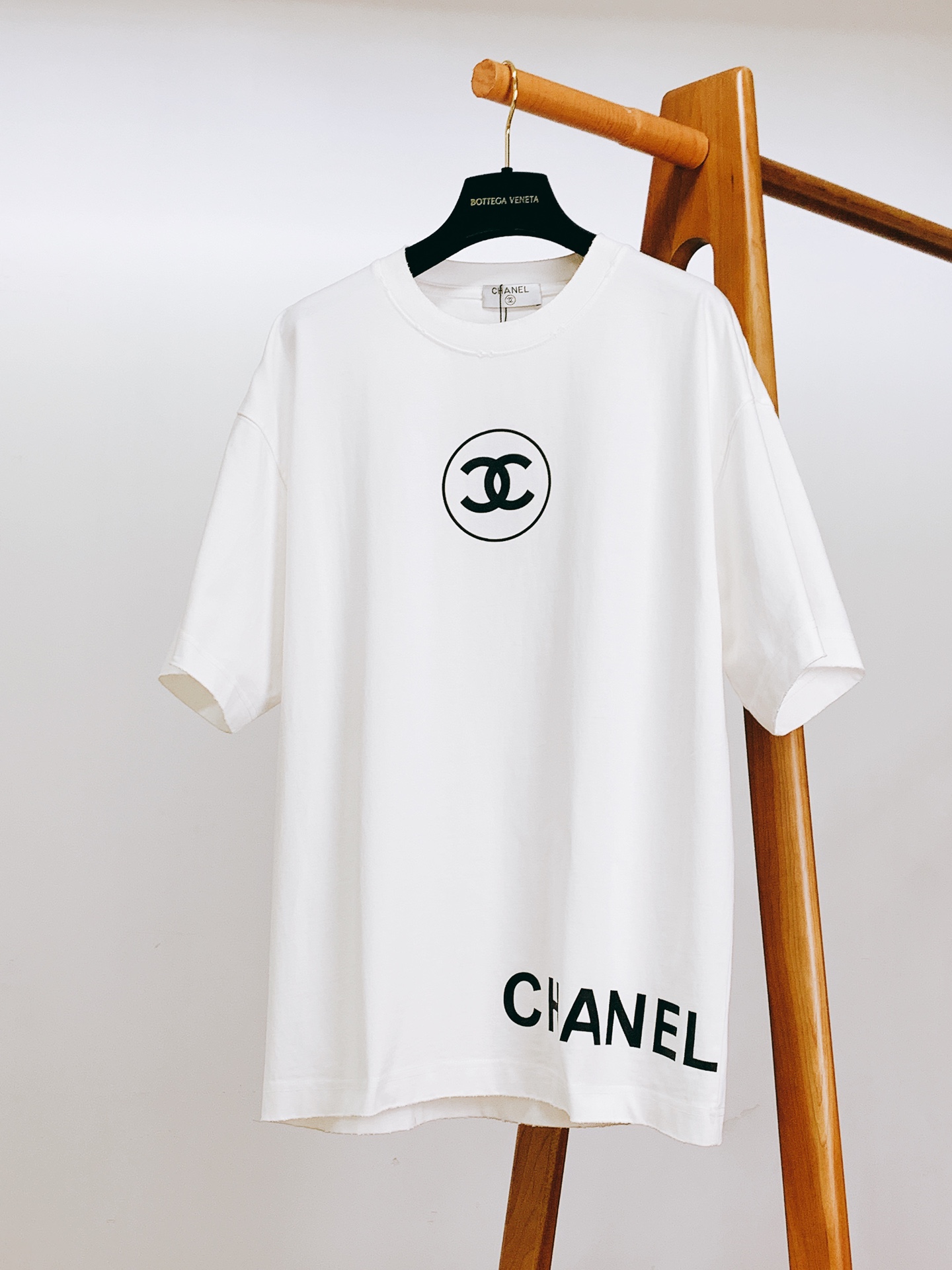 
Chanel 香奈儿 2025SS春夏新品
休闲印花T恤。纯净的白色调，散发着柔和而高雅的气息，不张扬