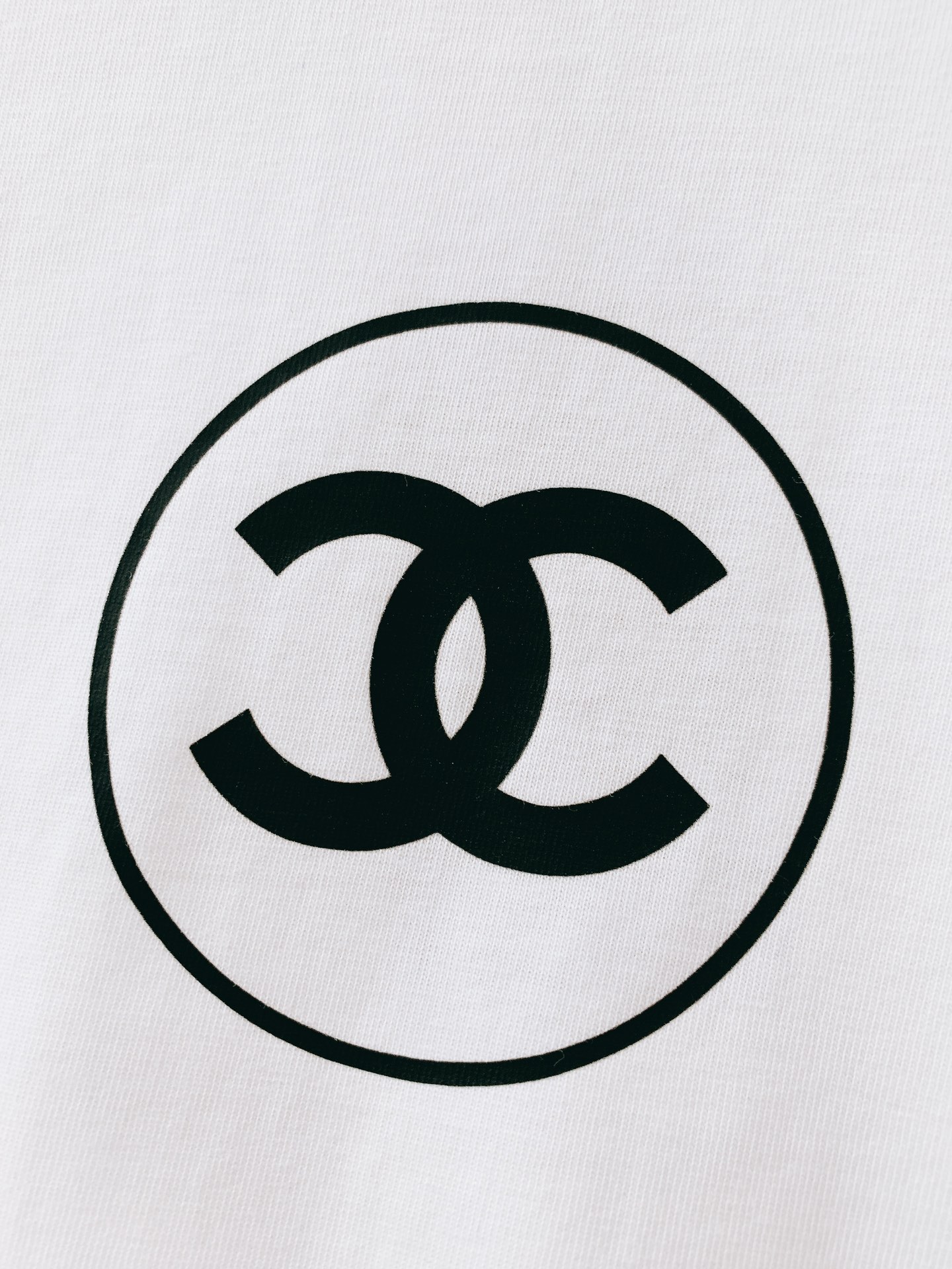 
Chanel 香奈儿 2025SS春夏新品
休闲印花T恤。纯净的白色调，散发着柔和而高雅的气息，不张扬