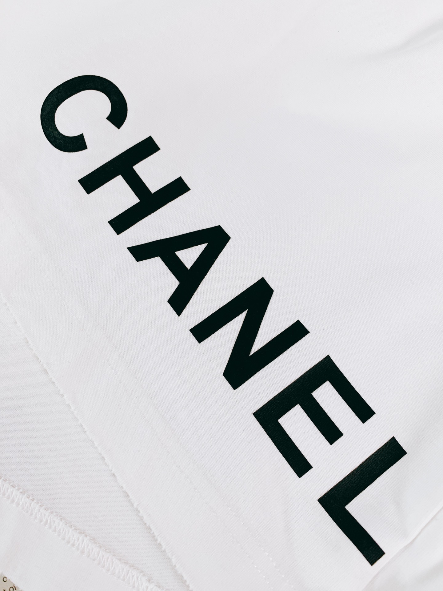 
Chanel 香奈儿 2025SS春夏新品
休闲印花T恤。纯净的白色调，散发着柔和而高雅的气息，不张扬