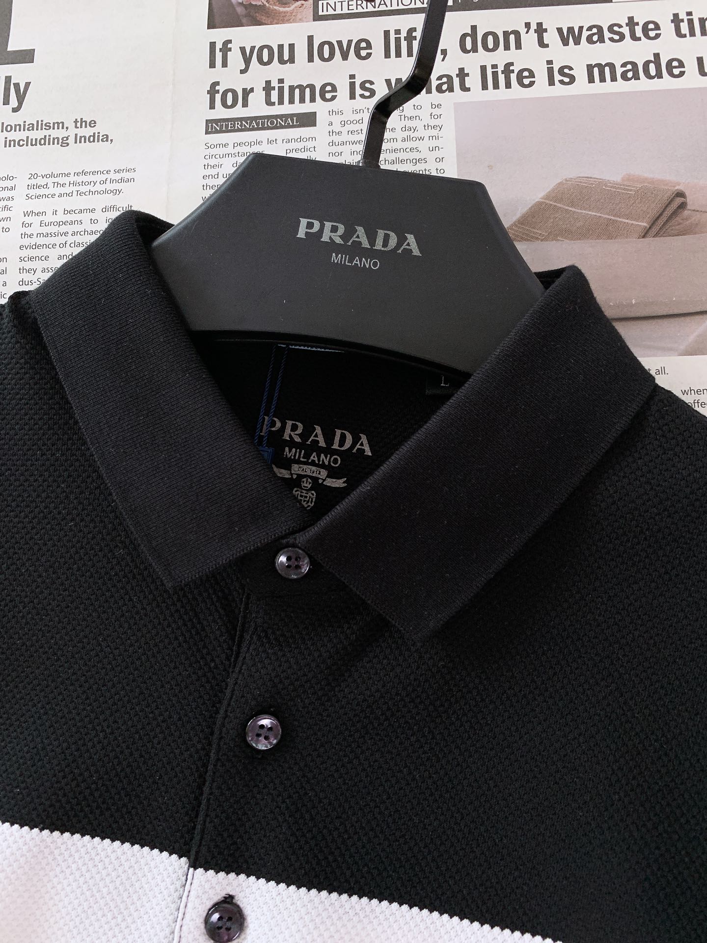 
Prada 普拉达 2025SS春夏新品 
撞色翻领T恤，甄选优质透气面料。胸前经典三角标五金装饰搭配