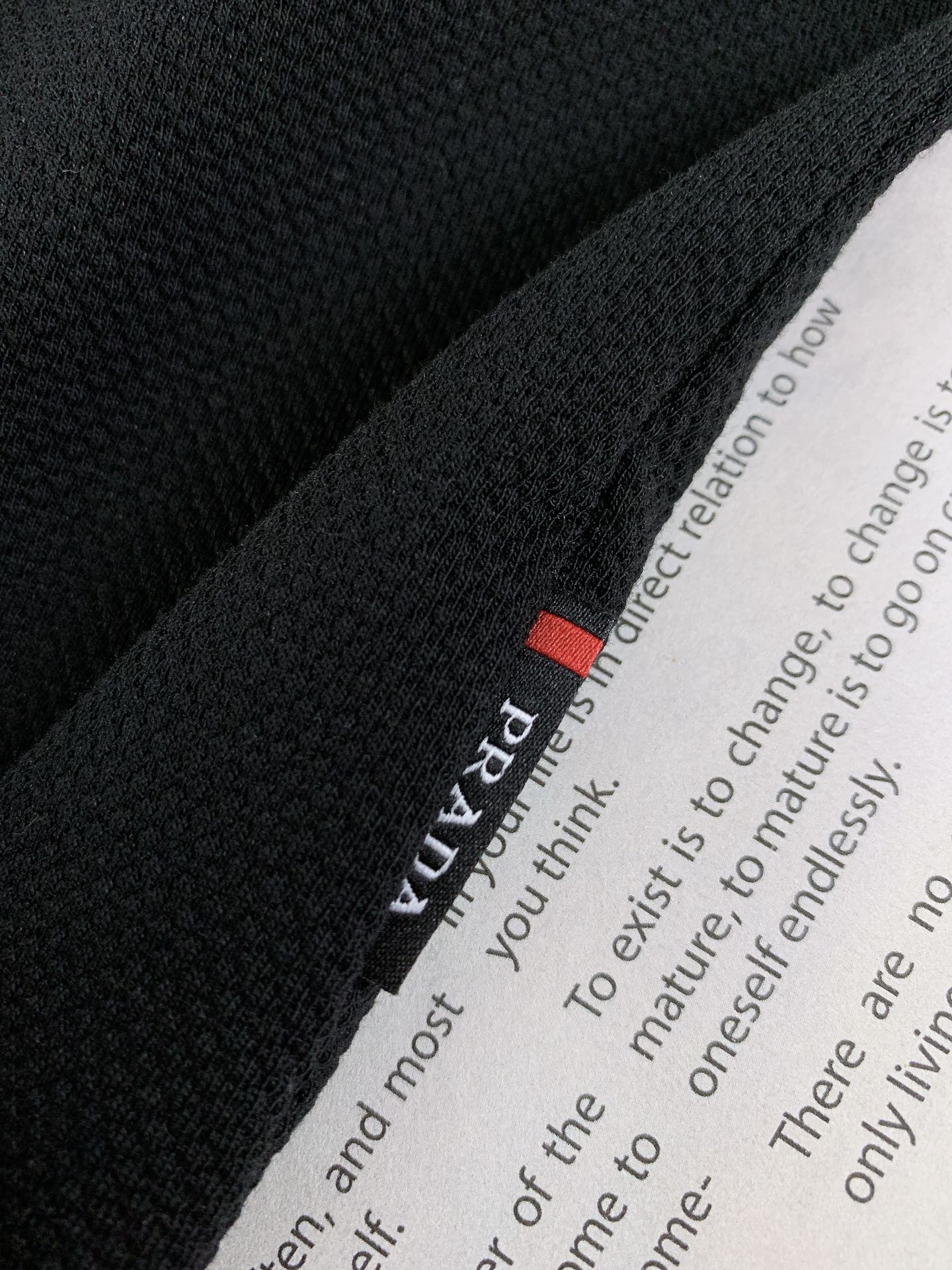 
Prada 普拉达 2025SS春夏新品 
撞色翻领T恤，甄选优质透气面料。胸前经典三角标五金装饰搭配