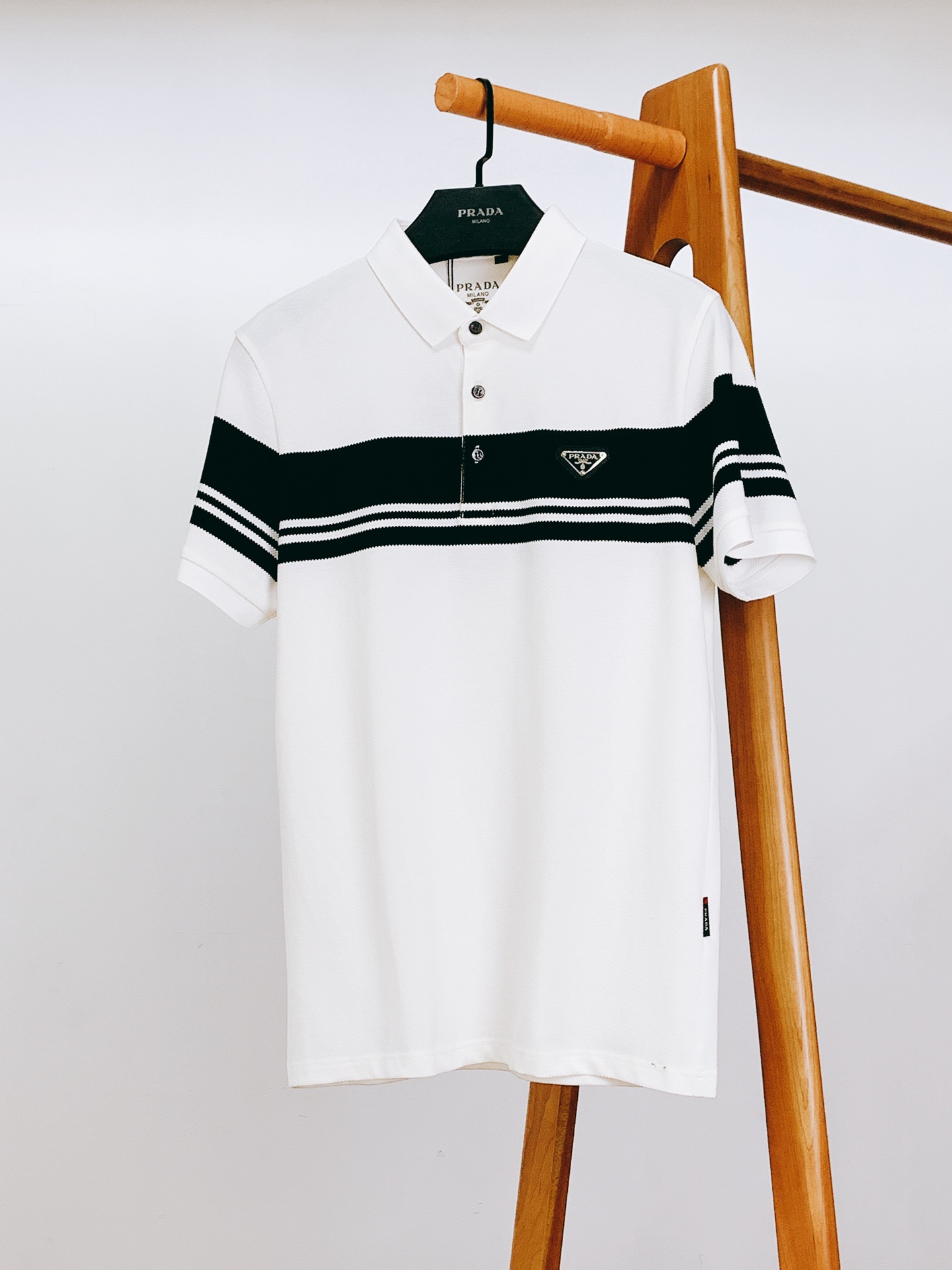 
Prada 普拉达 2025SS春夏新品 
撞色翻领T恤，甄选优质透气面料。胸前经典三角标五金装饰搭配