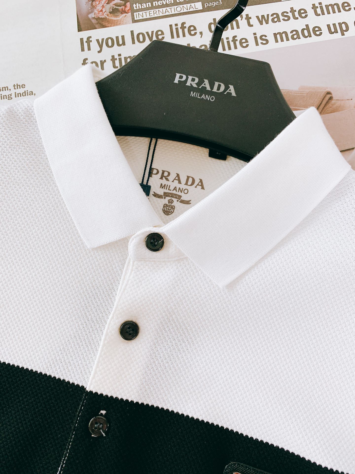
Prada 普拉达 2025SS春夏新品 
撞色翻领T恤，甄选优质透气面料。胸前经典三角标五金装饰搭配