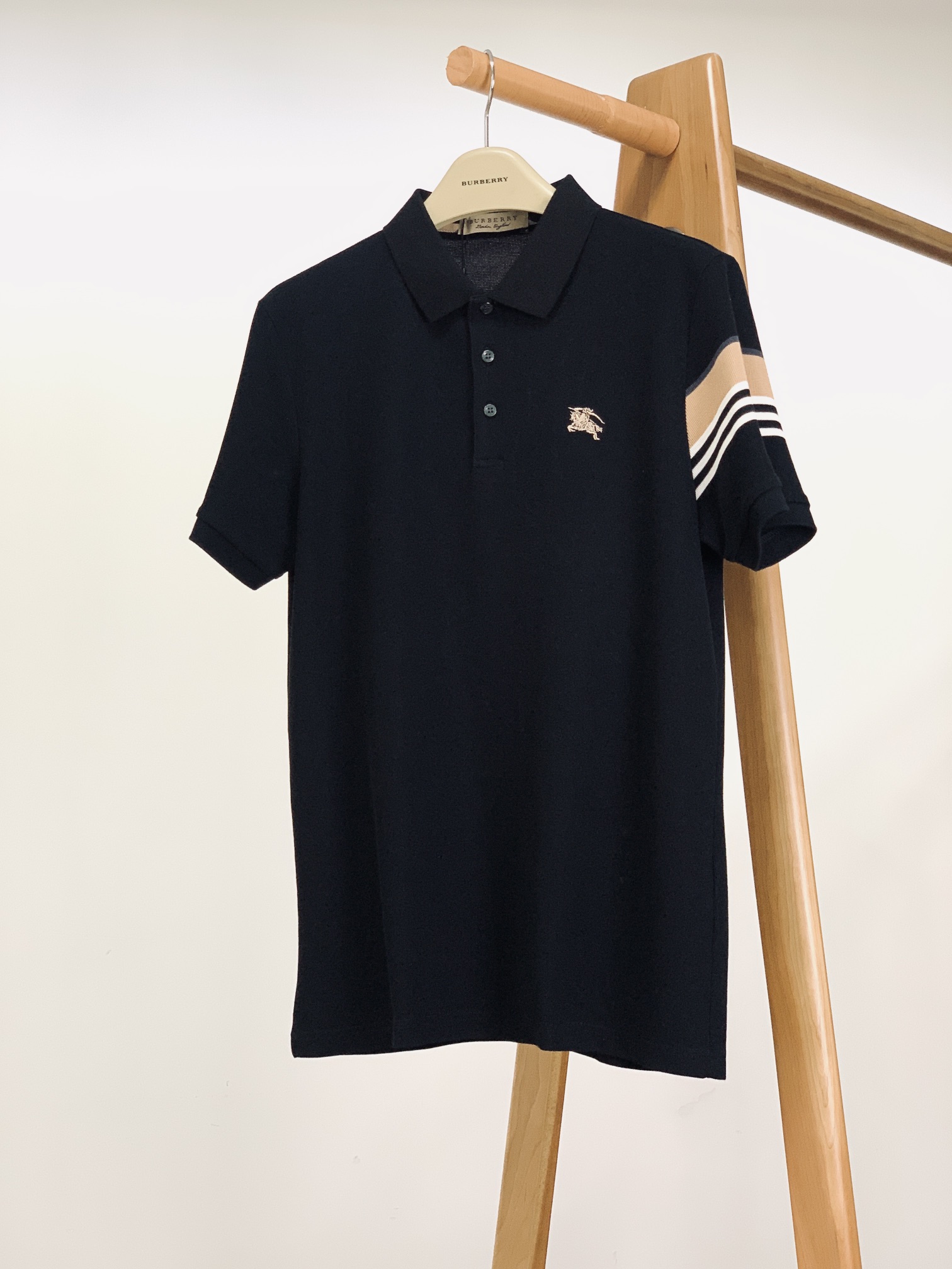 
Burberry 巴宝莉 2025SS春夏新品
这款翻领T恤简约大方，尽显优雅气质，轻松适配多样风格。
