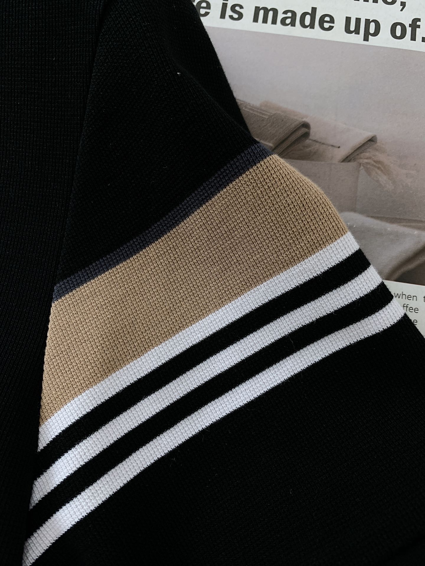 
Burberry 巴宝莉 2025SS春夏新品
这款翻领T恤简约大方，尽显优雅气质，轻松适配多样风格。
