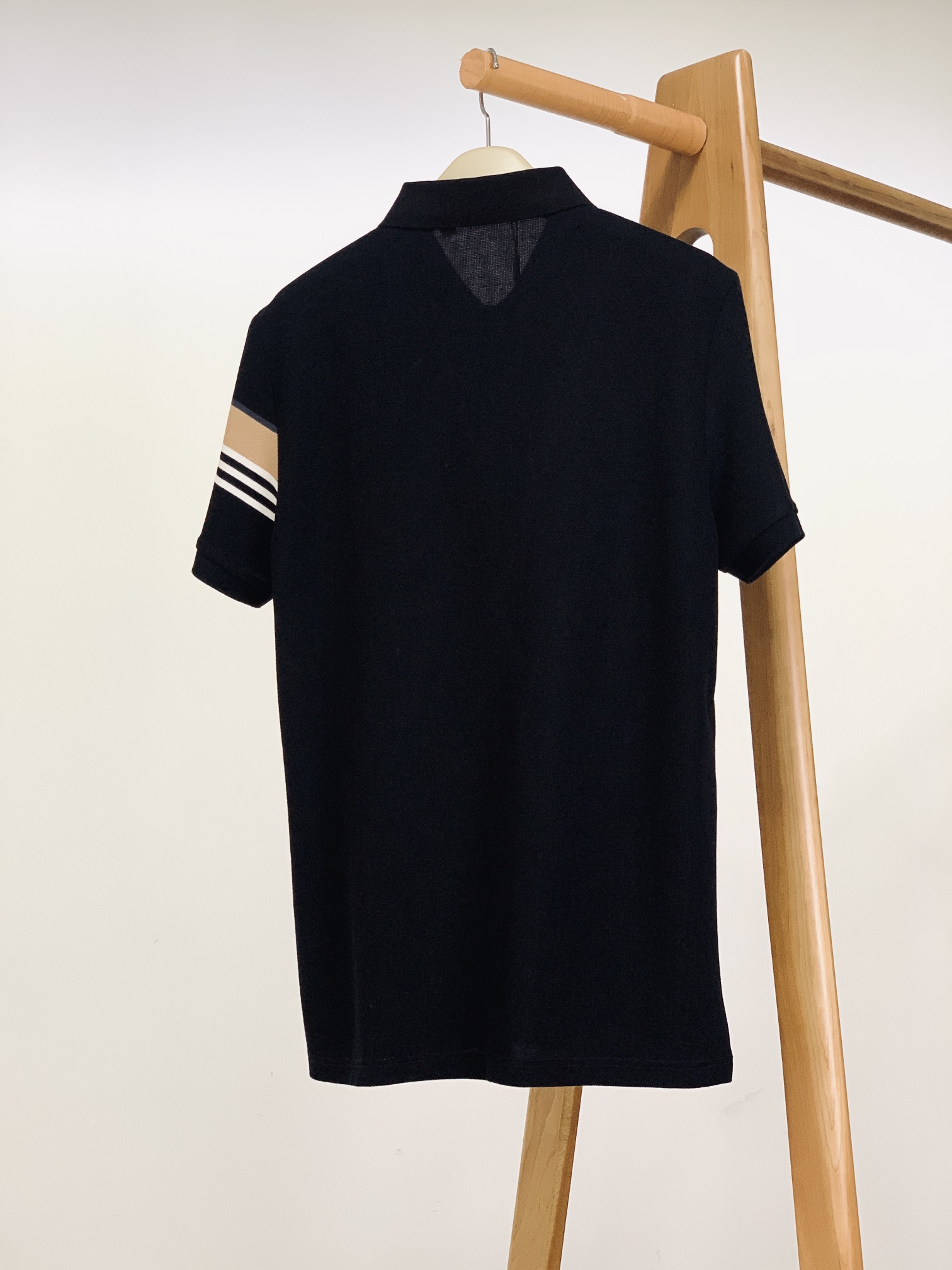 
Burberry 巴宝莉 2025SS春夏新品
这款翻领T恤简约大方，尽显优雅气质，轻松适配多样风格。