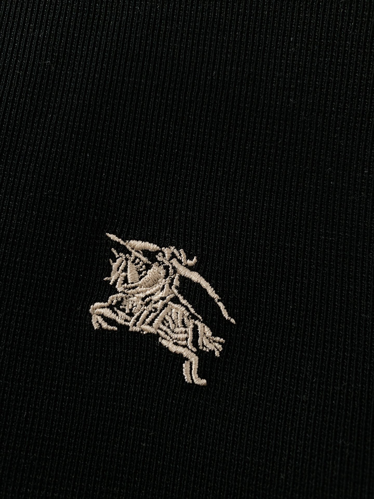 
Burberry 巴宝莉 2025SS春夏新品
这款翻领T恤简约大方，尽显优雅气质，轻松适配多样风格。