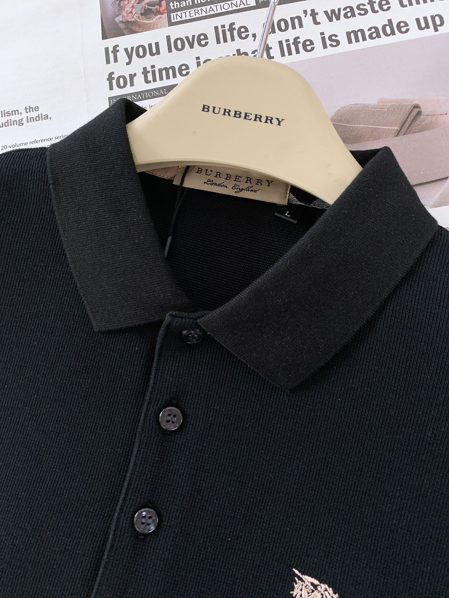 
Burberry 巴宝莉 2025SS春夏新品
这款翻领T恤简约大方，尽显优雅气质，轻松适配多样风格。