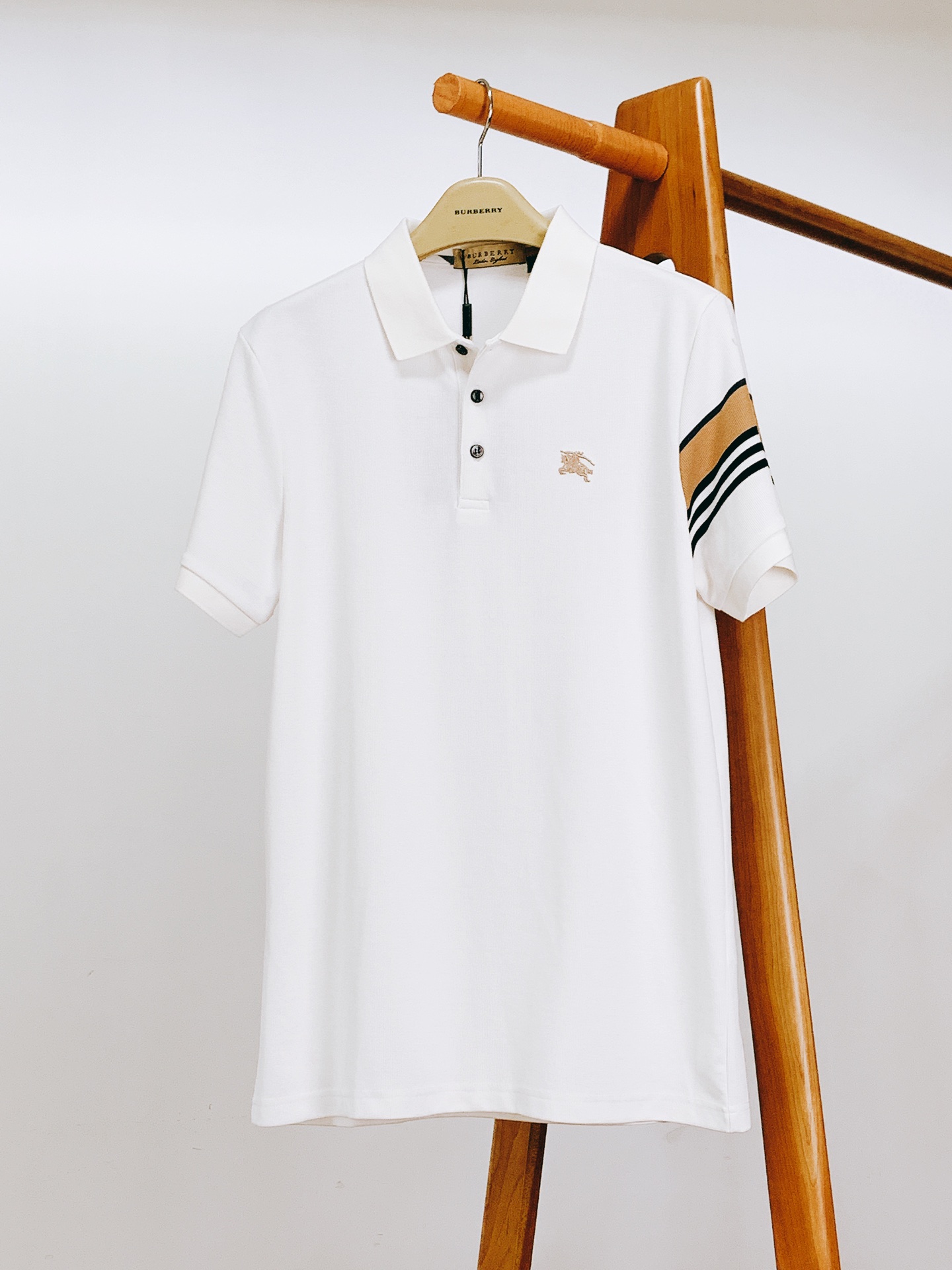 
Burberry 巴宝莉 2025SS春夏新品
这款翻领T恤简约大方，尽显优雅气质，轻松适配多样风格。