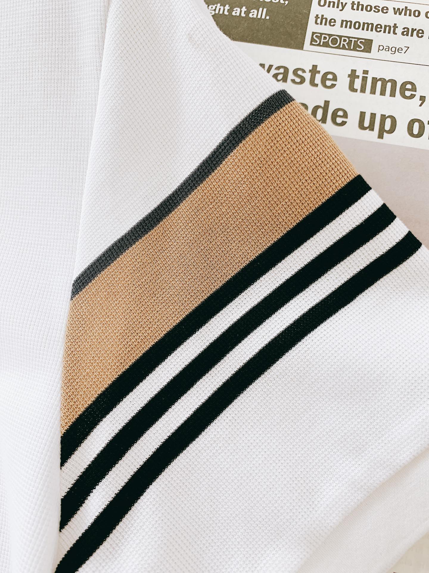 
Burberry 巴宝莉 2025SS春夏新品
这款翻领T恤简约大方，尽显优雅气质，轻松适配多样风格。