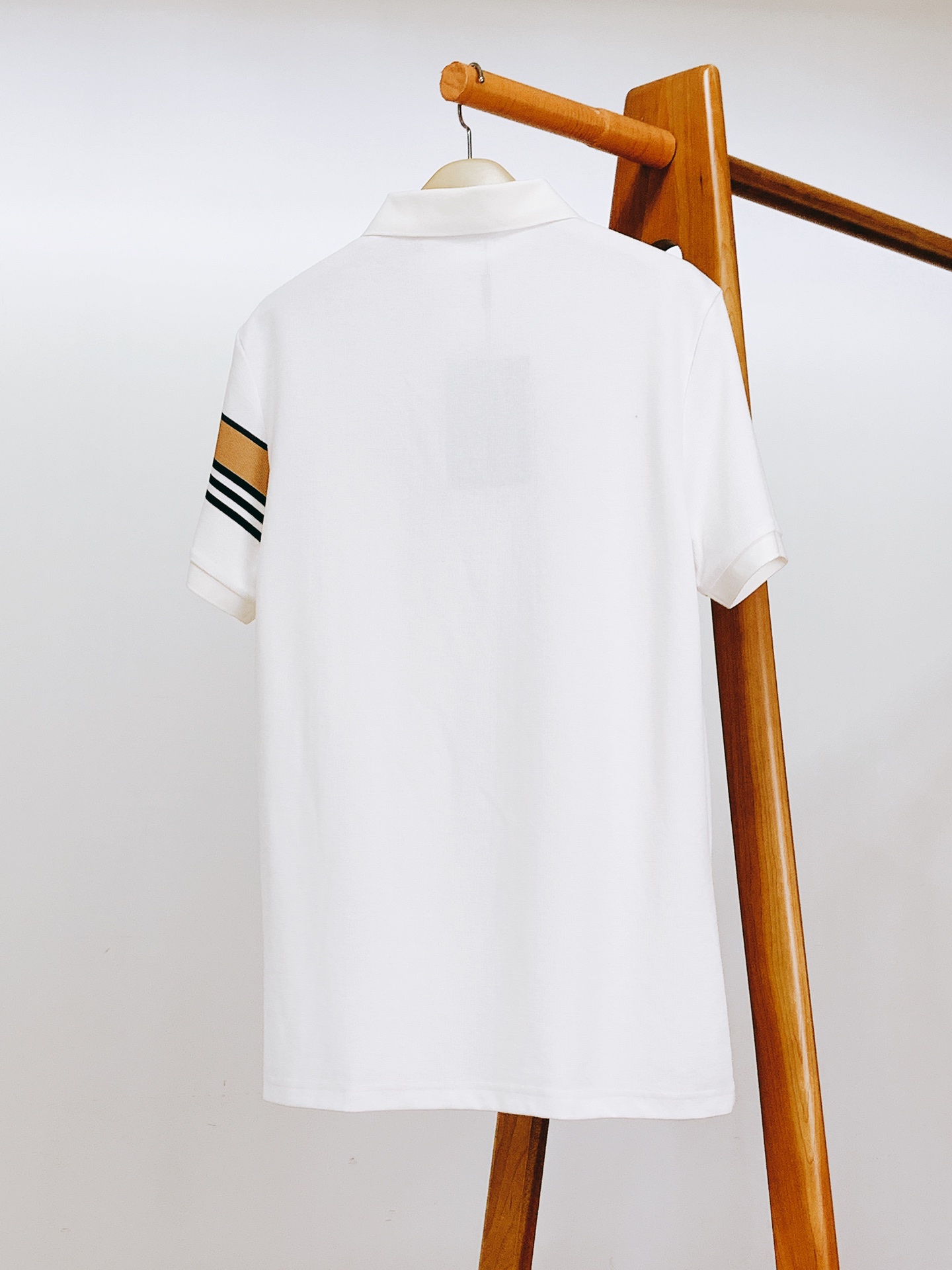
Burberry 巴宝莉 2025SS春夏新品
这款翻领T恤简约大方，尽显优雅气质，轻松适配多样风格。