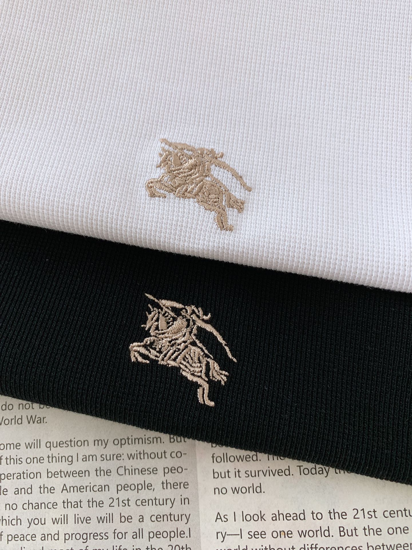 
Burberry 巴宝莉 2025SS春夏新品
这款翻领T恤简约大方，尽显优雅气质，轻松适配多样风格。