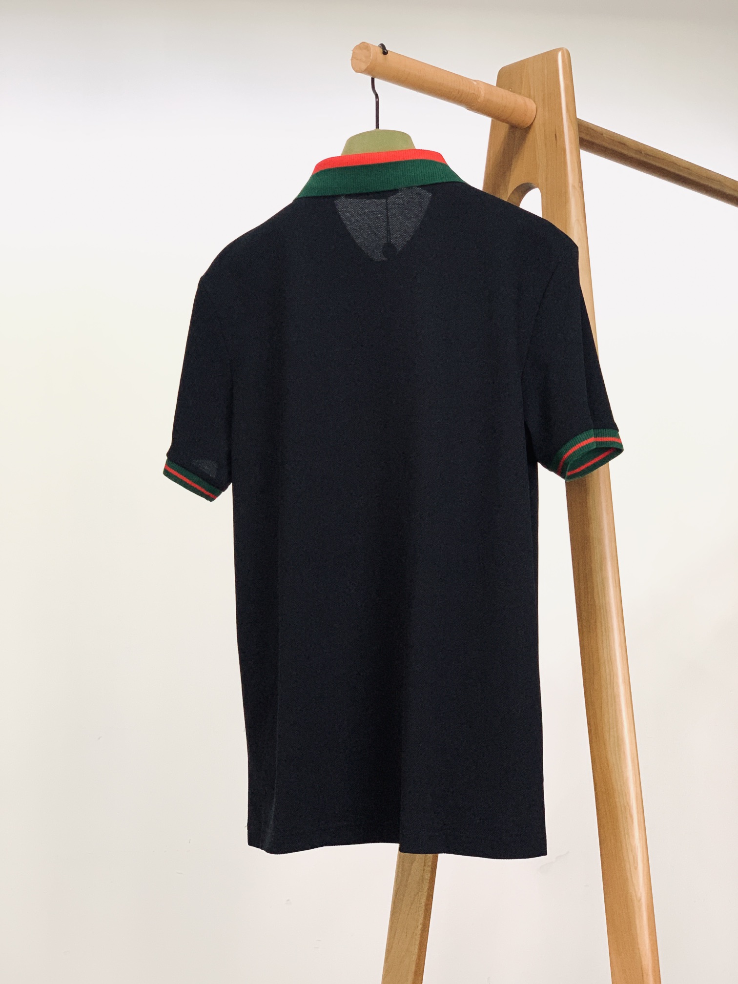 
Gucci 古驰 2025SS春夏新品 
休闲翻领短TEE。非常规面料裁剪缝制 , 甄选优质珠地网眼透