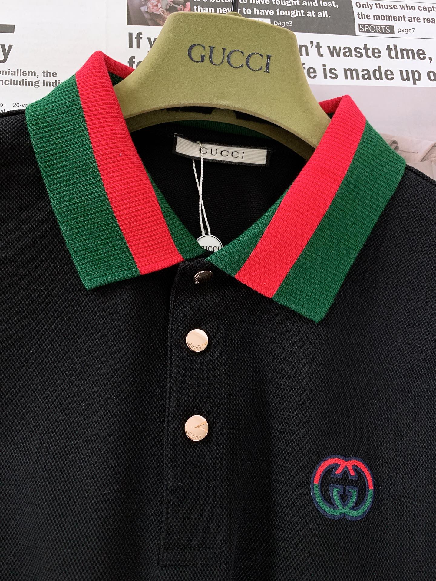 
Gucci 古驰 2025SS春夏新品 
休闲翻领短TEE。非常规面料裁剪缝制 , 甄选优质珠地网眼透