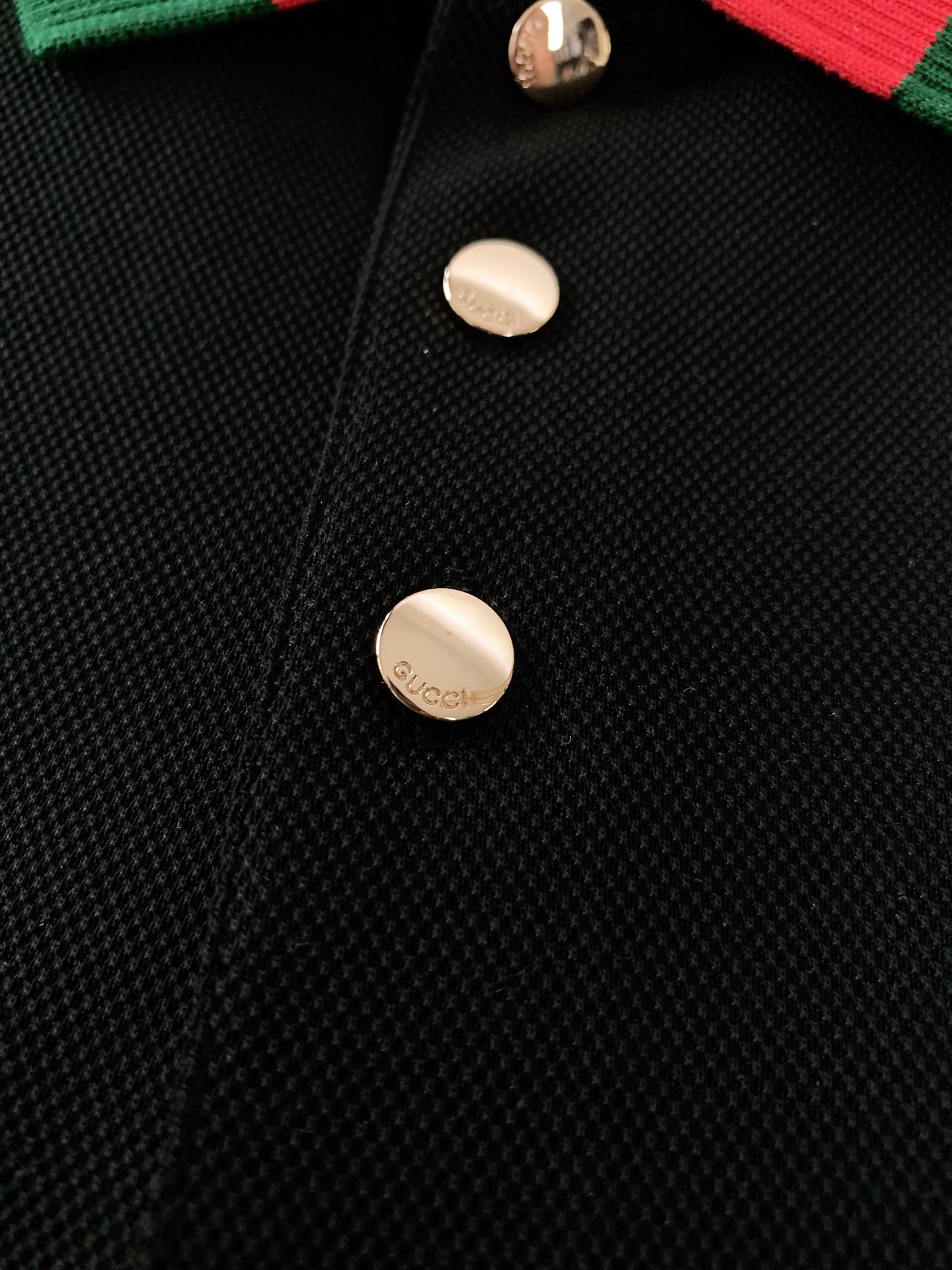 
Gucci 古驰 2025SS春夏新品 
休闲翻领短TEE。非常规面料裁剪缝制 , 甄选优质珠地网眼透
