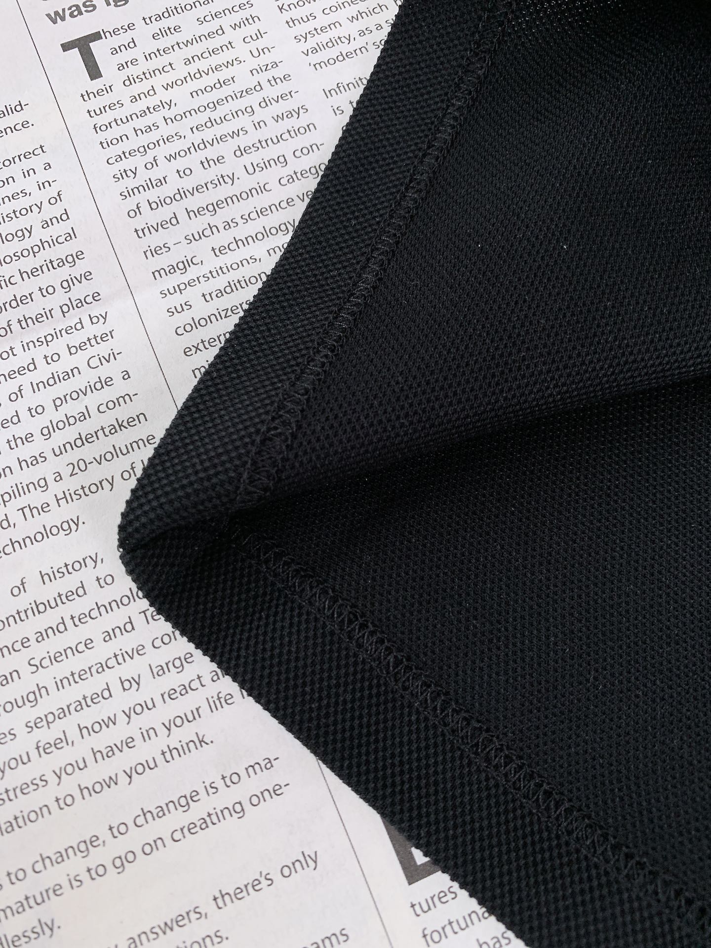 
Gucci 古驰 2025SS春夏新品 
休闲翻领短TEE。非常规面料裁剪缝制 , 甄选优质珠地网眼透