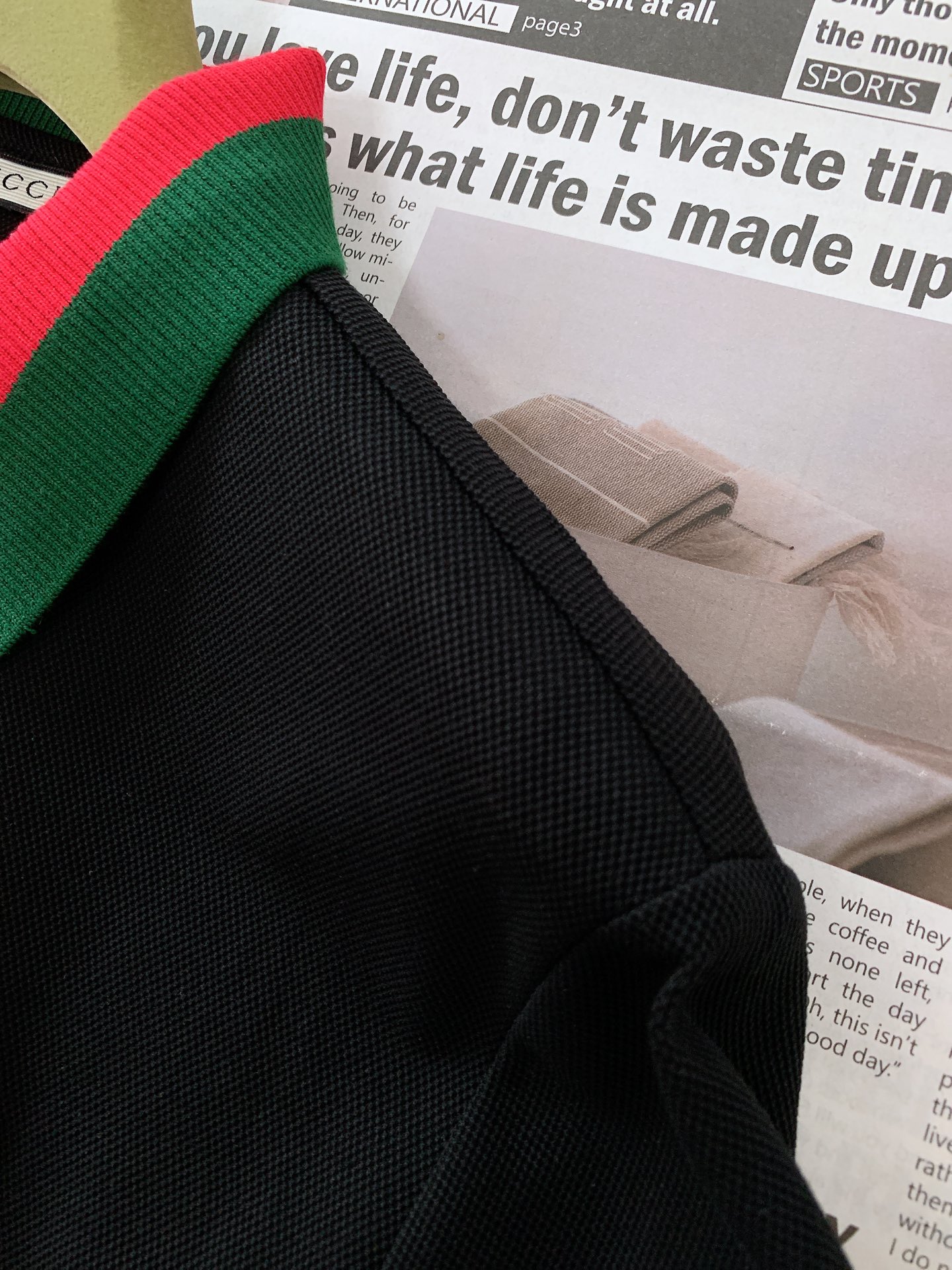 
Gucci 古驰 2025SS春夏新品 
休闲翻领短TEE。非常规面料裁剪缝制 , 甄选优质珠地网眼透