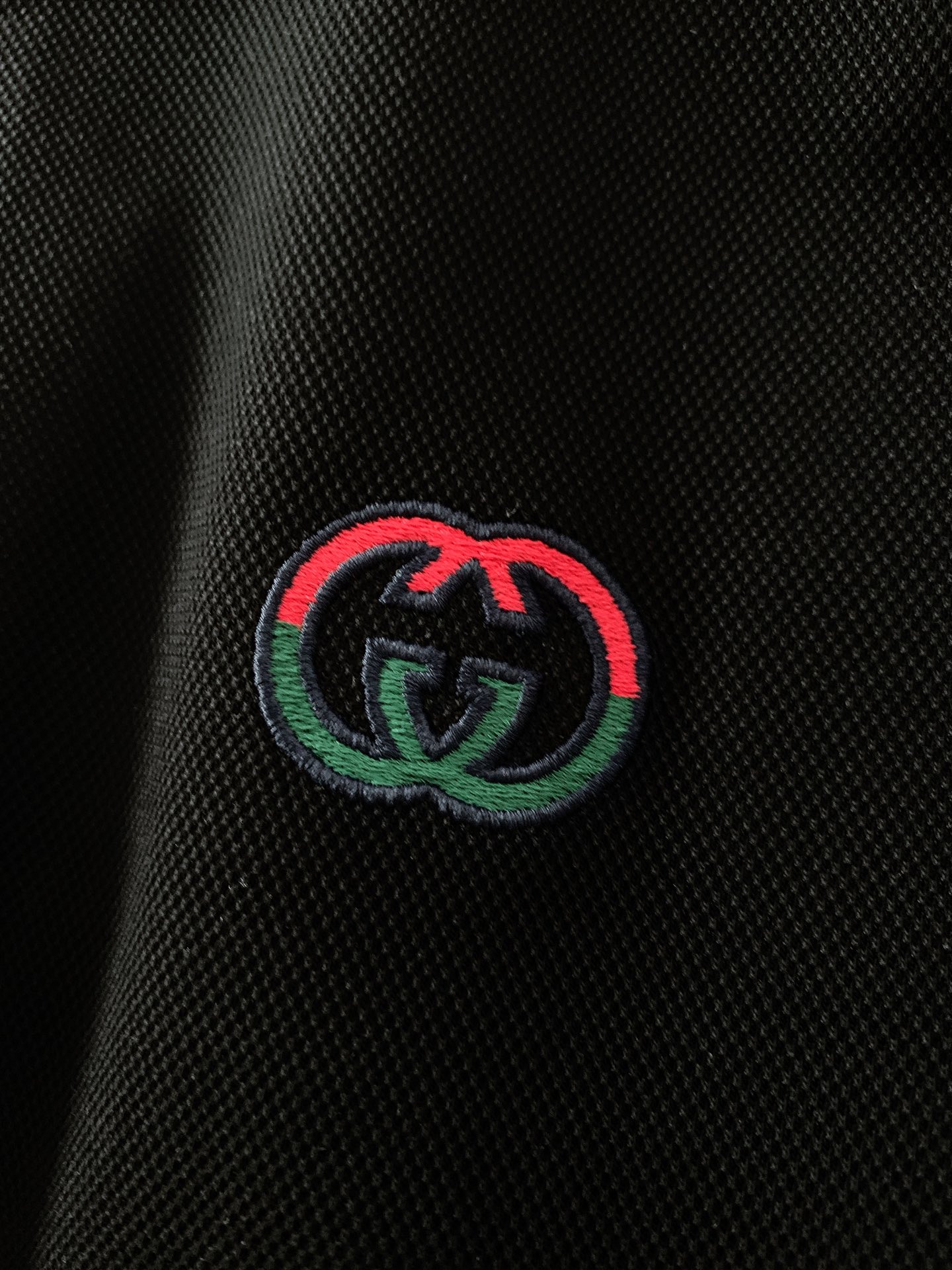 
Gucci 古驰 2025SS春夏新品 
休闲翻领短TEE。非常规面料裁剪缝制 , 甄选优质珠地网眼透