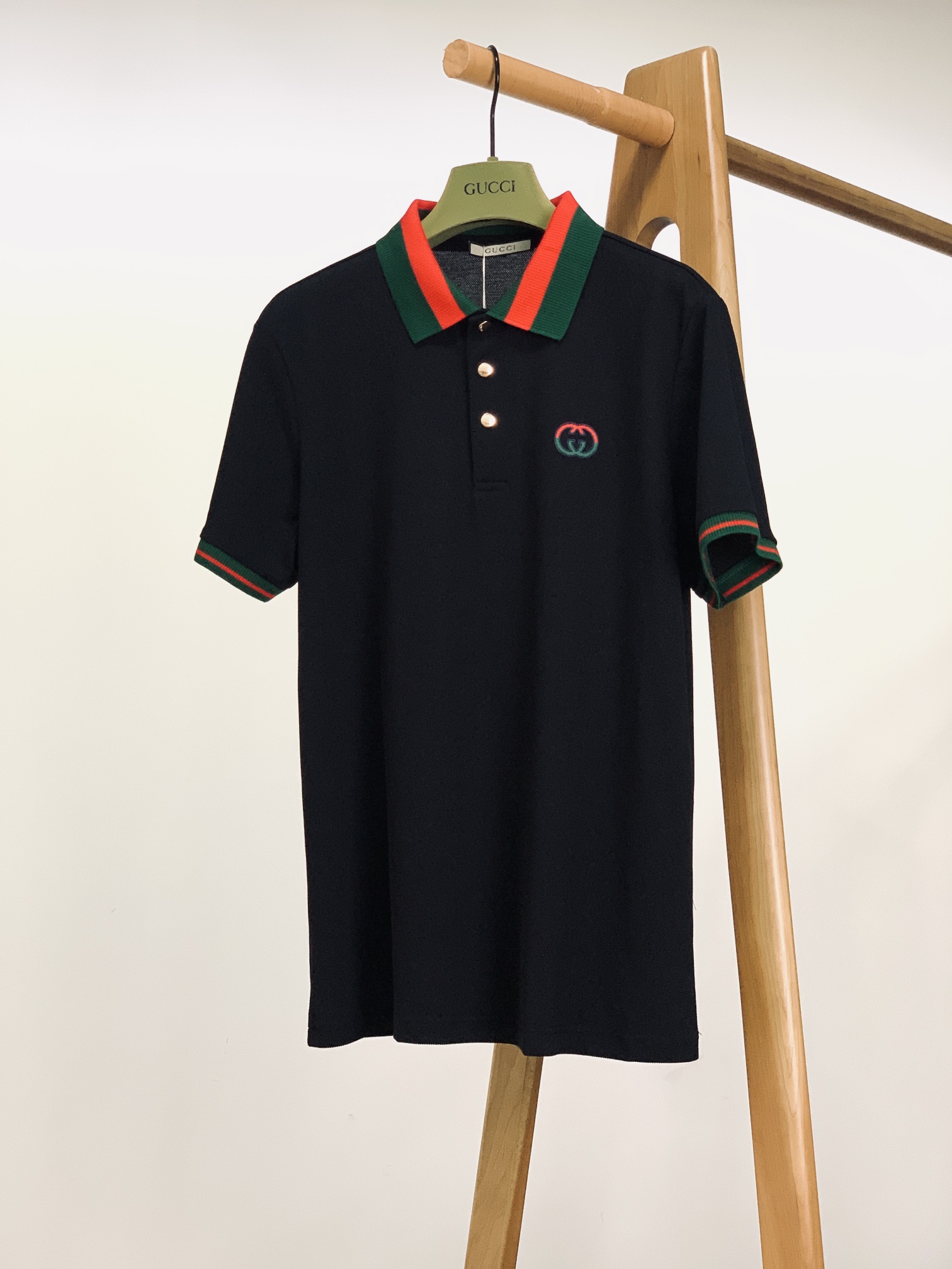 
Gucci 古驰 2025SS春夏新品 
休闲翻领短TEE。非常规面料裁剪缝制 , 甄选优质珠地网眼透