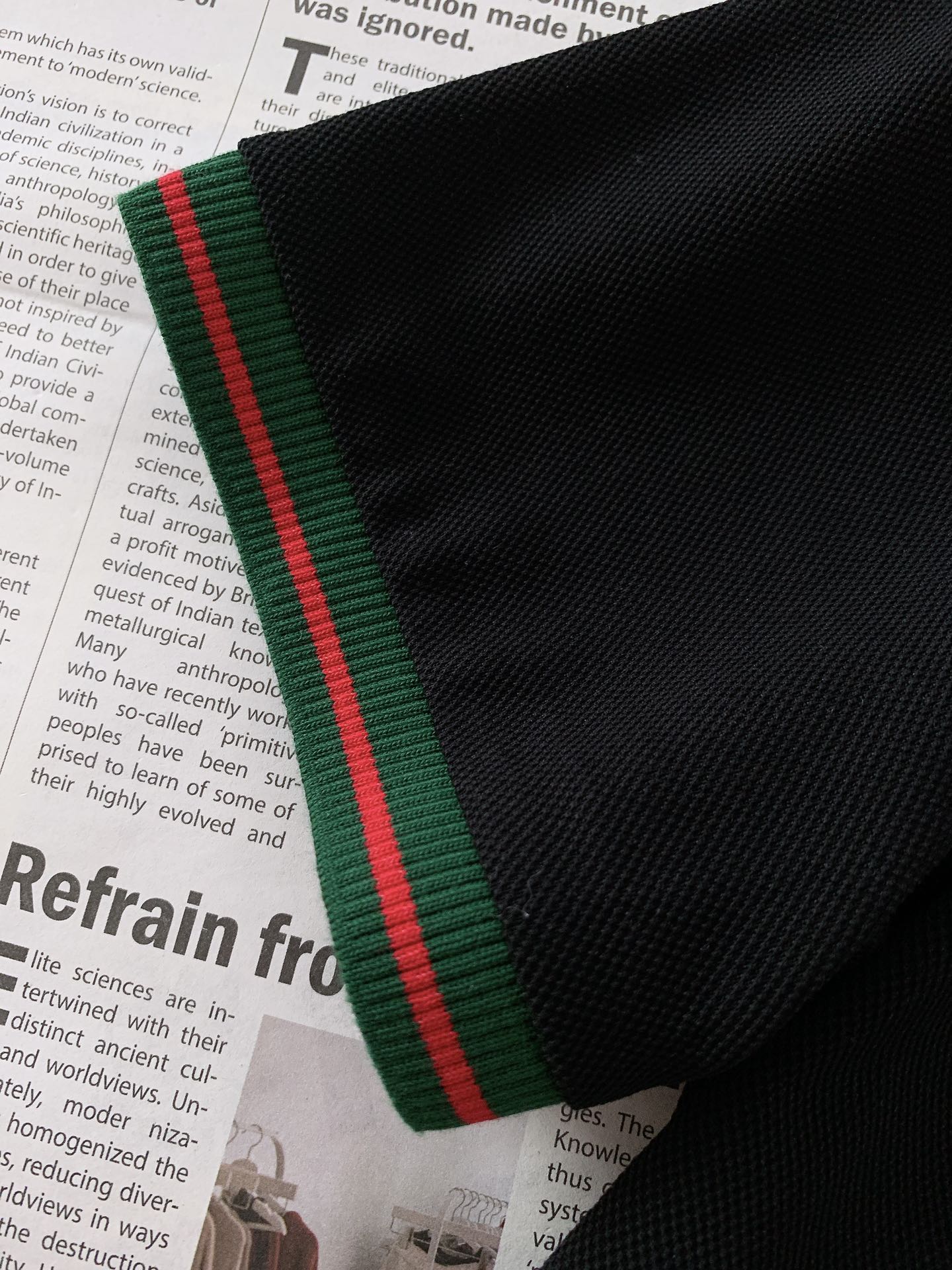 
Gucci 古驰 2025SS春夏新品 
休闲翻领短TEE。非常规面料裁剪缝制 , 甄选优质珠地网眼透