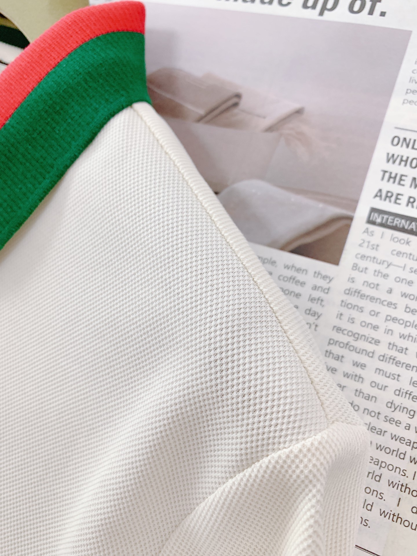 
Gucci 古驰 2025SS春夏新品 
休闲翻领短TEE。非常规面料裁剪缝制 , 甄选优质珠地网眼透