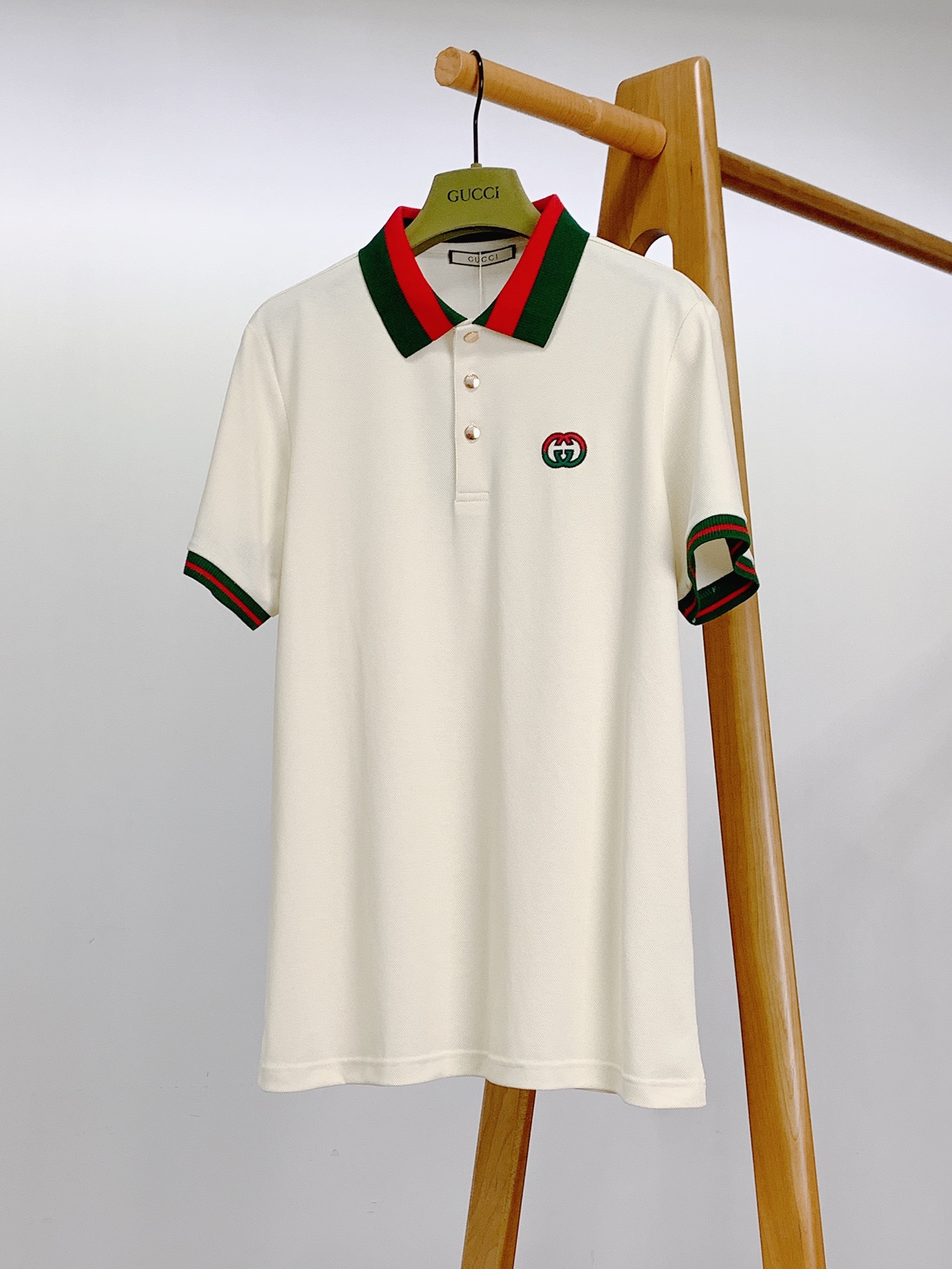 
Gucci 古驰 2025SS春夏新品 
休闲翻领短TEE。非常规面料裁剪缝制 , 甄选优质珠地网眼透