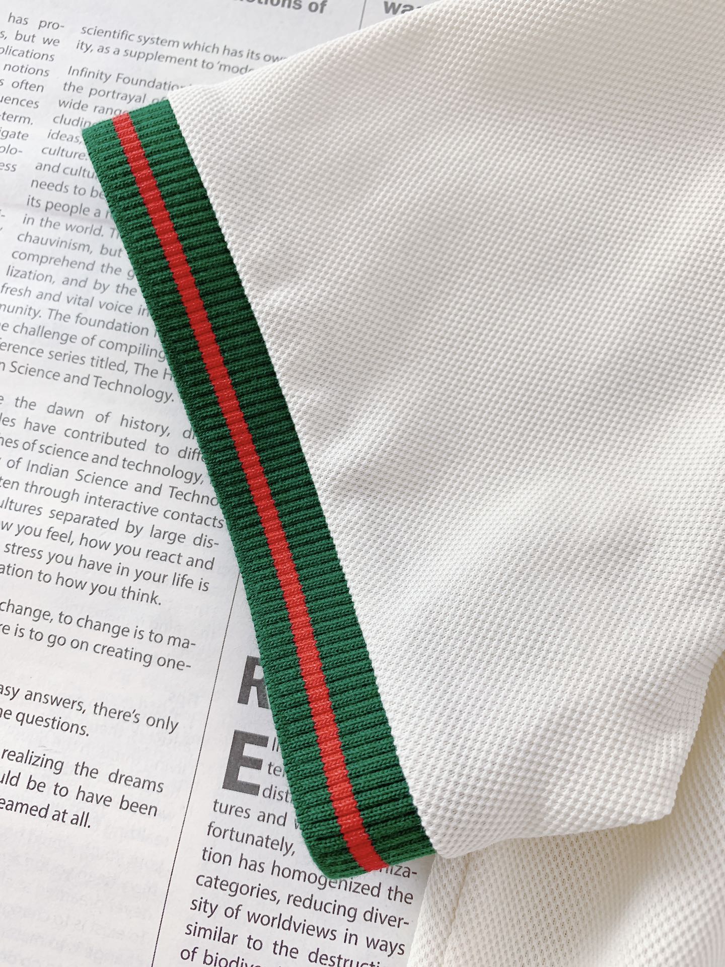 
Gucci 古驰 2025SS春夏新品 
休闲翻领短TEE。非常规面料裁剪缝制 , 甄选优质珠地网眼透