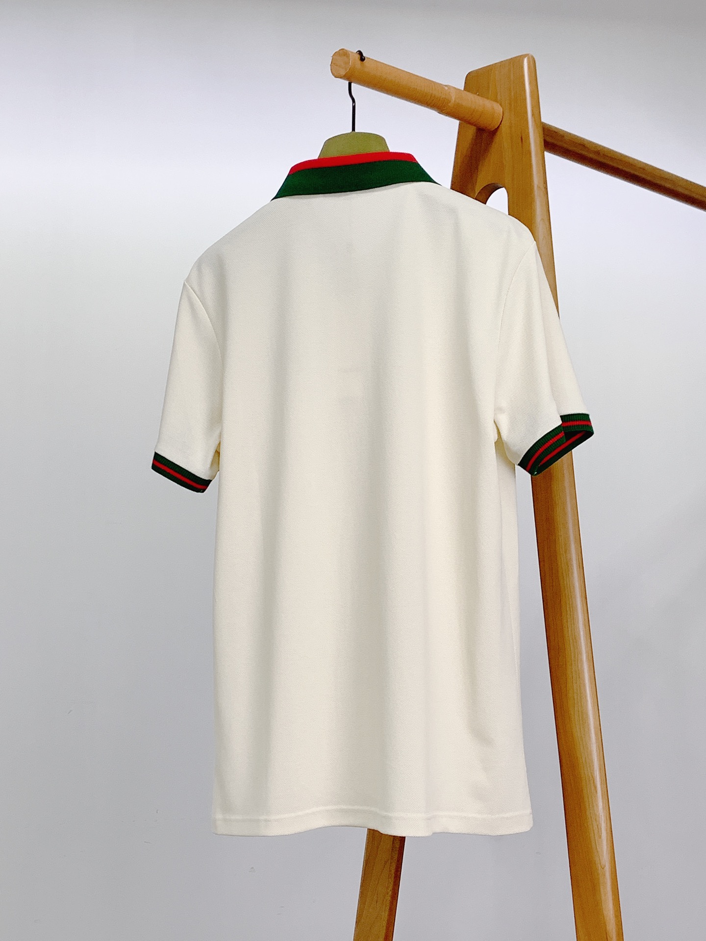 
Gucci 古驰 2025SS春夏新品 
休闲翻领短TEE。非常规面料裁剪缝制 , 甄选优质珠地网眼透