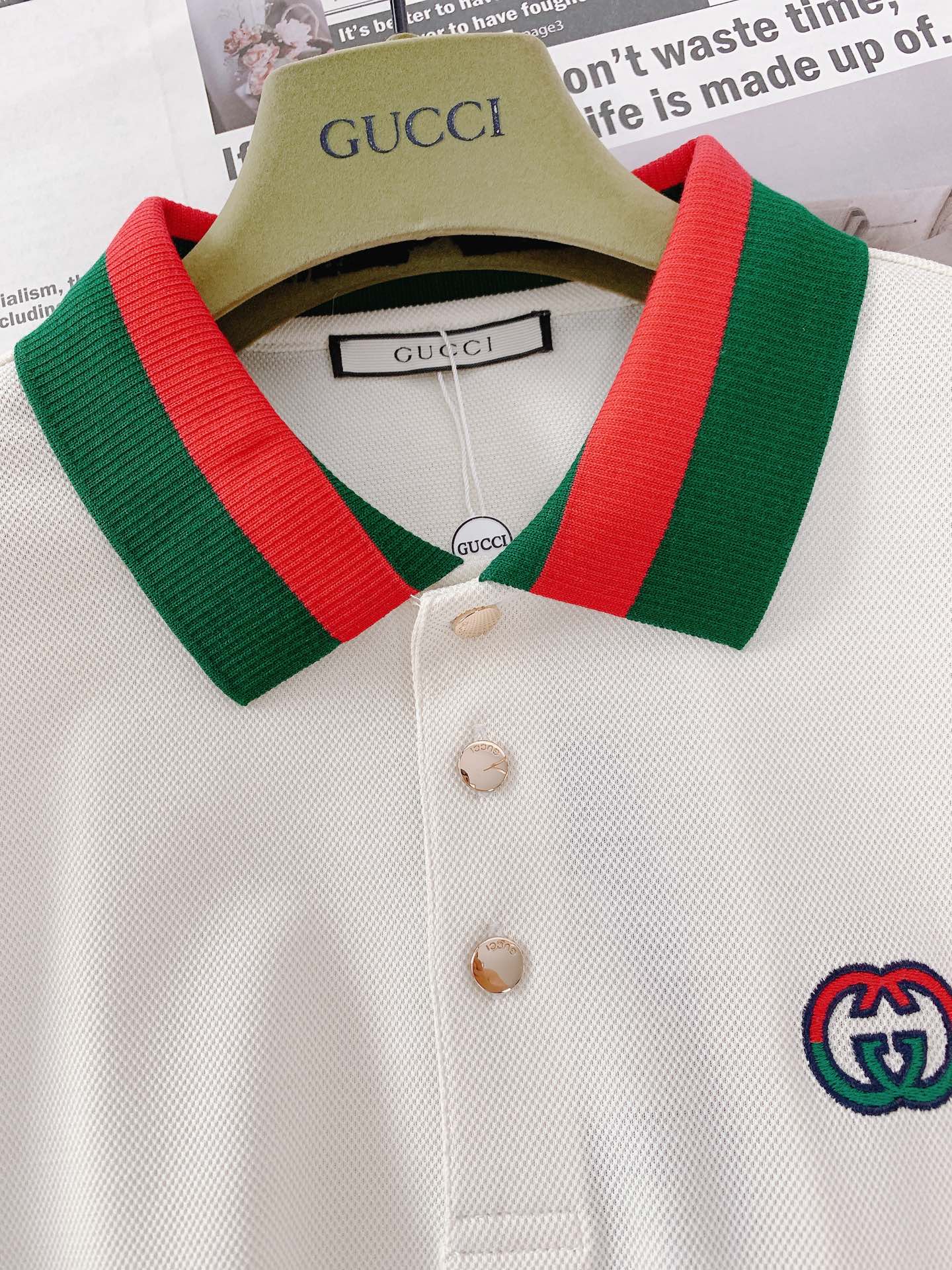 
Gucci 古驰 2025SS春夏新品 
休闲翻领短TEE。非常规面料裁剪缝制 , 甄选优质珠地网眼透